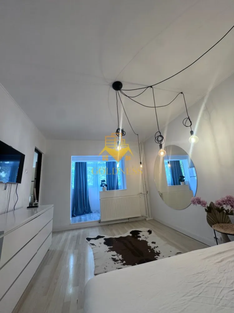1 camera, Zorilor, UMF, USAMV, UTCN, Observatorului, Premium - GOLDNESS Imobiliare vă propune spre închiriere un apartament cu 1 camere complet mobilat și utilat, la etajul 1 într-un imobil de 4 etaje, în Cartierul Zorilor.
Se află în apropierea stațiilor de transport în comun, magazine, restaurante, spații verzi, farmacii, etc. 

Apartamentul este compartimentat astfel:
 - camera cu pat matrimonial, dressing, noptiere
 - bucătărie complet utilată și mobilată, loc de servit masa 
 - baie cu cabina de dus, calorifer port prosop și dulap pentru depozitare.
 - balcon 3mp

Imobilul este dotat cu toate cele necesare- centrala pe bloc, frigider, aragaz, hotă, mașină de spălat haine, etc. 

Dacă sunteți interesați de acest apartament și doriți să îl vizionați, dar și pentru alte oferte nu ezitați să ne contactați telefonic sau prin e-mail. Vă stăm la dispoziție!
Pentru intermediere se percepe un comision de 50% din prețul chiriei!