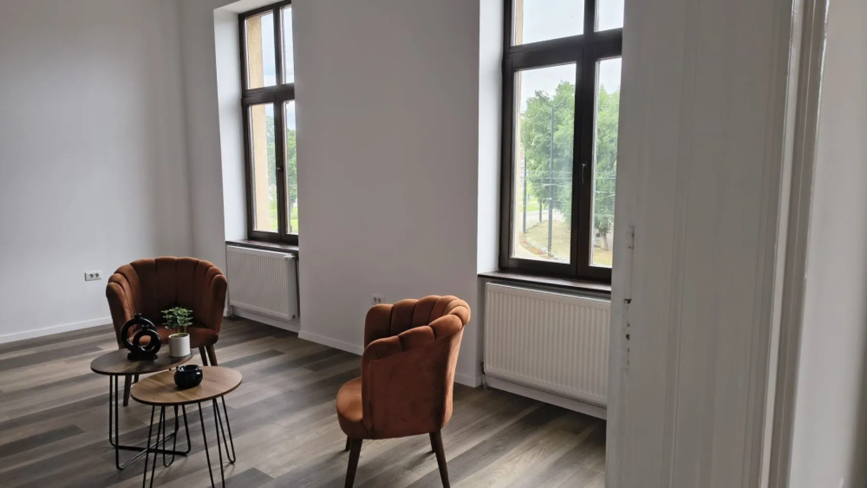Spatiu birouri, ultracentral, Piata 1 Decembrie. 8 E + TVA/mp/luna. - De inchiriat: spatiu birouri 300 mp (posibilitate de inchiriere jumatate din suprafata), ultracentral, finisate/nefinisate, Piata 1 Decembrie. 8 E + TVA/mp/luna. Comision 0

Spatiul este situat la etajul 1 din 1, localizare ultracentrala. Suprafata maxima pentru inchiriere este de 300 mp, poate fi inchiriata doar jumatate din suprafata. Imobilul este reabilitat complet exterior. Spatiul disponibil este complet finisat pe suprafata de 150 mp, cealalta suprafata poate fi finisata conform cerintelor beneficiarului in cel mai scurt timp.

Birourile sunt deservite si de terasa exterioara (70 mp) precum si de grupuri sanitare separate.
Proprietarul este dispus la a discuta propuneri de colaborare.
Se accepta doar contracte pe termen lung, se solicita garantie.

Contact: Flavius Bunoiu 0751 254 234
