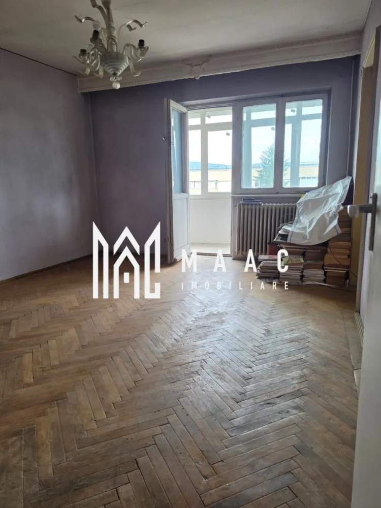Apartament 4 camere decomandat | Traian, Râmnicu Vâlcea | 70,43 mp, etaj 4 - Apartament cu 4 camere decomandat, situat în zona Traian din Râmnicu Vâlcea, cu 70,43 mp utili și amplasare la etajul 4, potrivit pentru cei care caută un spațiu generos pe care să îl amenajeze după propriul stil.

Detalii proprietate:
• Suprafață utilă: 70,43 mp
• Compartimentare: apartament cu 4 camere decomandat
• Etaj: 4
• Băi: 2 băi, iar baia principală are geam pentru aerisire naturală
• An construcție: 1978
• Stare interioară: necesită renovare
• Bloc reabilitat termic recent, cu avantaj pentru confortul termic și costurile de întreținere

Zonă și acces:
Proprietatea este amplasată în cartierul Traian, într-o zonă liniștită, cu spații verzi în jur. În apropiere se află școli și grădiniță, supermarketuri și magazine de cartier, iar accesul către transportul în comun este rapid și facil.

Pentru detalii suplimentare și programarea unei vizionări, contactați echipa MAAC Imobiliare și menționați Cod anunț CP3184708.