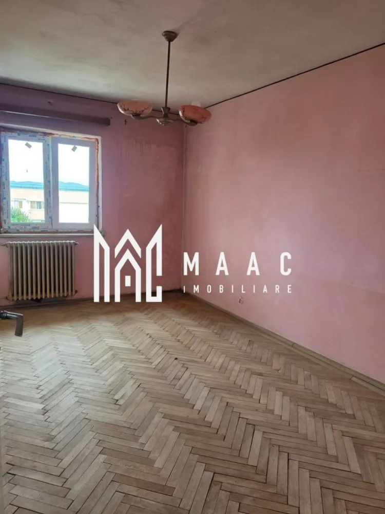 Apartament 4 camere decomandat | Traian, Râmnicu Vâlcea | 70,43 mp, etaj 4 - Apartament cu 4 camere decomandat, situat în zona Traian din Râmnicu Vâlcea, cu 70,43 mp utili și amplasare la etajul 4, potrivit pentru cei care caută un spațiu generos pe care să îl amenajeze după propriul stil.

Detalii proprietate:
• Suprafață utilă: 70,43 mp
• Compartimentare: apartament cu 4 camere decomandat
• Etaj: 4
• Băi: 2 băi, iar baia principală are geam pentru aerisire naturală
• An construcție: 1978
• Stare interioară: necesită renovare
• Bloc reabilitat termic recent, cu avantaj pentru confortul termic și costurile de întreținere

Zonă și acces:
Proprietatea este amplasată în cartierul Traian, într-o zonă liniștită, cu spații verzi în jur. În apropiere se află școli și grădiniță, supermarketuri și magazine de cartier, iar accesul către transportul în comun este rapid și facil.

Pentru detalii suplimentare și programarea unei vizionări, contactați echipa MAAC Imobiliare și menționați Cod anunț CP3184708.