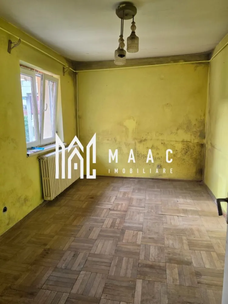 Apartament 4 camere decomandat | Traian, Râmnicu Vâlcea | 70,43 mp, etaj 4 - Apartament cu 4 camere decomandat, situat în zona Traian din Râmnicu Vâlcea, cu 70,43 mp utili și amplasare la etajul 4, potrivit pentru cei care caută un spațiu generos pe care să îl amenajeze după propriul stil.

Detalii proprietate:
• Suprafață utilă: 70,43 mp
• Compartimentare: apartament cu 4 camere decomandat
• Etaj: 4
• Băi: 2 băi, iar baia principală are geam pentru aerisire naturală
• An construcție: 1978
• Stare interioară: necesită renovare
• Bloc reabilitat termic recent, cu avantaj pentru confortul termic și costurile de întreținere

Zonă și acces:
Proprietatea este amplasată în cartierul Traian, într-o zonă liniștită, cu spații verzi în jur. În apropiere se află școli și grădiniță, supermarketuri și magazine de cartier, iar accesul către transportul în comun este rapid și facil.

Pentru detalii suplimentare și programarea unei vizionări, contactați echipa MAAC Imobiliare și menționați Cod anunț CP3184708.