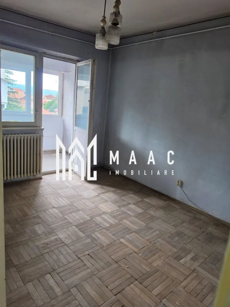 Apartament 4 camere decomandat | Traian, Râmnicu Vâlcea | 70,43 mp, etaj 4 - Apartament cu 4 camere decomandat, situat în zona Traian din Râmnicu Vâlcea, cu 70,43 mp utili și amplasare la etajul 4, potrivit pentru cei care caută un spațiu generos pe care să îl amenajeze după propriul stil.

Detalii proprietate:
• Suprafață utilă: 70,43 mp
• Compartimentare: apartament cu 4 camere decomandat
• Etaj: 4
• Băi: 2 băi, iar baia principală are geam pentru aerisire naturală
• An construcție: 1978
• Stare interioară: necesită renovare
• Bloc reabilitat termic recent, cu avantaj pentru confortul termic și costurile de întreținere

Zonă și acces:
Proprietatea este amplasată în cartierul Traian, într-o zonă liniștită, cu spații verzi în jur. În apropiere se află școli și grădiniță, supermarketuri și magazine de cartier, iar accesul către transportul în comun este rapid și facil.

Pentru detalii suplimentare și programarea unei vizionări, contactați echipa MAAC Imobiliare și menționați Cod anunț CP3184708.