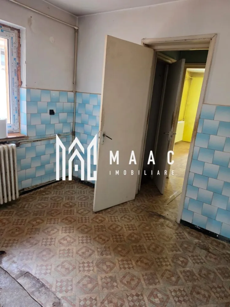 Apartament 4 camere decomandat | Traian, Râmnicu Vâlcea | 70,43 mp, etaj 4 - Apartament cu 4 camere decomandat, situat în zona Traian din Râmnicu Vâlcea, cu 70,43 mp utili și amplasare la etajul 4, potrivit pentru cei care caută un spațiu generos pe care să îl amenajeze după propriul stil.

Detalii proprietate:
• Suprafață utilă: 70,43 mp
• Compartimentare: apartament cu 4 camere decomandat
• Etaj: 4
• Băi: 2 băi, iar baia principală are geam pentru aerisire naturală
• An construcție: 1978
• Stare interioară: necesită renovare
• Bloc reabilitat termic recent, cu avantaj pentru confortul termic și costurile de întreținere

Zonă și acces:
Proprietatea este amplasată în cartierul Traian, într-o zonă liniștită, cu spații verzi în jur. În apropiere se află școli și grădiniță, supermarketuri și magazine de cartier, iar accesul către transportul în comun este rapid și facil.

Pentru detalii suplimentare și programarea unei vizionări, contactați echipa MAAC Imobiliare și menționați Cod anunț CP3184708.