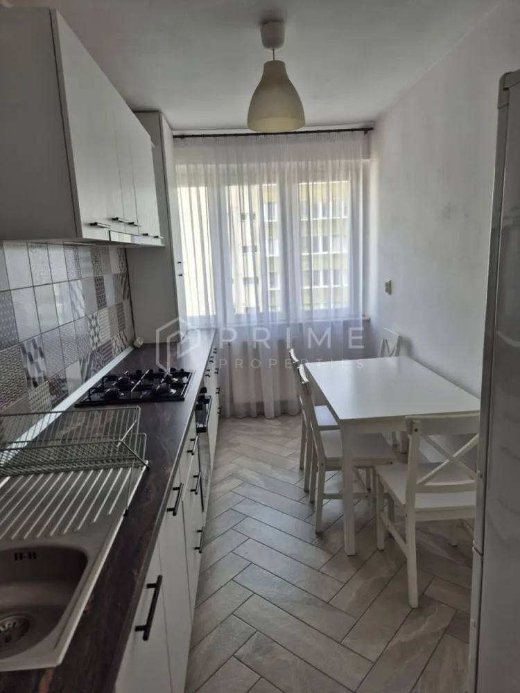 Apartament modern și primitor | Zona Tudor Vladimirescu - Vă propunem spre închiriere un apartament luminos, curat și atent amenajat, situat într-o zonă excelentă a cartierului Tudor Vladimirescu. Locuința este ideală pentru cei care caută un spațiu gata de mutat, într-o zonă liniștită și bine conectată.

Detalii proprietate:
Configurație: 2 camere (Living spațios + Dormitor).
Bucătărie: Complet echipată și utilată.
Baie: Modernă și îngrijită.
Balcon: Spațiu ideal pentru relaxare.
Stare: Imobilul este foarte bine întreținut și se închiriază complet amenajat.

Pret: 350 EUR/ Luna
Garanție: echivalentul unei chirii
Comision agenție: 50% din valoarea unei chirii

De ce să alegi Prime Properties?
Atunci când alegi o proprietate prin noi, primești la pachet siguranță, transparență și servicii complete: notari, avocați, arhitecți și consultanți imobiliari. Ne dedicăm 100% fiecărui client, iar dacă această proprietate nu se potrivește exact nevoilor tale, suntem pregătiți să găsim împreună alternativa potrivită.

📞 Pentru mai multe detalii sau programarea unei vizionări, te invit să mă contactezi.