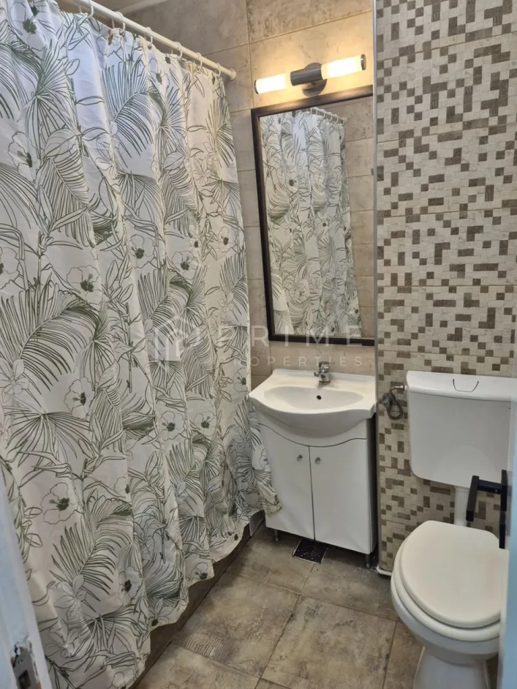 Apartament modern și primitor | Zona Tudor Vladimirescu - Vă propunem spre închiriere un apartament luminos, curat și atent amenajat, situat într-o zonă excelentă a cartierului Tudor Vladimirescu. Locuința este ideală pentru cei care caută un spațiu gata de mutat, într-o zonă liniștită și bine conectată.

Detalii proprietate:
Configurație: 2 camere (Living spațios + Dormitor).
Bucătărie: Complet echipată și utilată.
Baie: Modernă și îngrijită.
Balcon: Spațiu ideal pentru relaxare.
Stare: Imobilul este foarte bine întreținut și se închiriază complet amenajat.

Pret: 350 EUR/ Luna
Garanție: echivalentul unei chirii
Comision agenție: 50% din valoarea unei chirii

De ce să alegi Prime Properties?
Atunci când alegi o proprietate prin noi, primești la pachet siguranță, transparență și servicii complete: notari, avocați, arhitecți și consultanți imobiliari. Ne dedicăm 100% fiecărui client, iar dacă această proprietate nu se potrivește exact nevoilor tale, suntem pregătiți să găsim împreună alternativa potrivită.

📞 Pentru mai multe detalii sau programarea unei vizionări, te invit să mă contactezi.