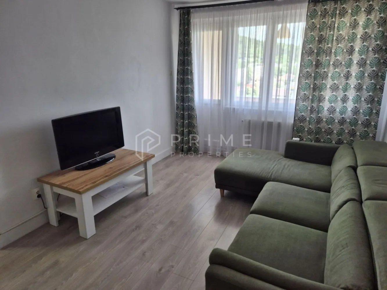 Apartament modern și primitor | Zona Tudor Vladimirescu - Vă propunem spre închiriere un apartament luminos, curat și atent amenajat, situat într-o zonă excelentă a cartierului Tudor Vladimirescu. Locuința este ideală pentru cei care caută un spațiu gata de mutat, într-o zonă liniștită și bine conectată.

Detalii proprietate:
Configurație: 2 camere (Living spațios + Dormitor).
Bucătărie: Complet echipată și utilată.
Baie: Modernă și îngrijită.
Balcon: Spațiu ideal pentru relaxare.
Stare: Imobilul este foarte bine întreținut și se închiriază complet amenajat.

Pret: 350 EUR/ Luna
Garanție: echivalentul unei chirii
Comision agenție: 50% din valoarea unei chirii

De ce să alegi Prime Properties?
Atunci când alegi o proprietate prin noi, primești la pachet siguranță, transparență și servicii complete: notari, avocați, arhitecți și consultanți imobiliari. Ne dedicăm 100% fiecărui client, iar dacă această proprietate nu se potrivește exact nevoilor tale, suntem pregătiți să găsim împreună alternativa potrivită.

📞 Pentru mai multe detalii sau programarea unei vizionări, te invit să mă contactezi.