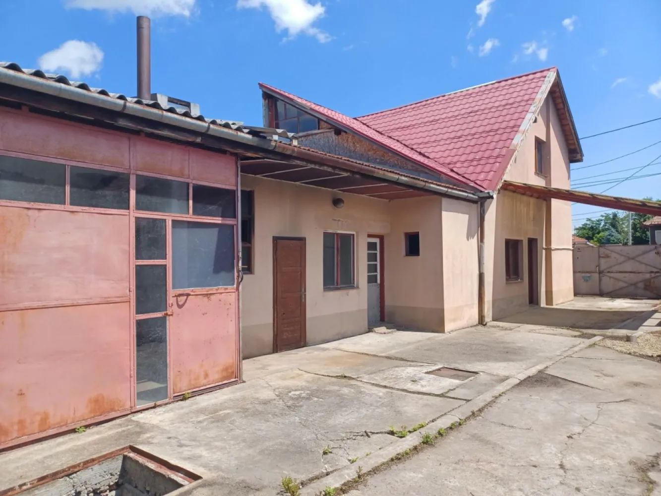 Casă, 500 mp, Muntele Găina. 600 E/lună (neg). Comision 0. - De închiriat: casă, singur în curte, teren 500 mp, Muntele Găina, Oradea. 600 €/lună (negociabil). Comision 0.

Casa nu este locuibila fara renovare, poate fi folosita momentan pentru depozitare sau ca atelier de reparatii fiind folosita ca service auto in trecut.

Casa este construită din cărămidă, fundație cărămidă, având toate utilitățile (apă, energie, canalizare, gaz in fata proprietatii). În curte se mai află câteva anexe (garaj, magazii) care pot fi demolate sau folosiite ca atare. Întreaga proprietate necesită renovare.

Suprafață utilă casă: 92 mp 
Suprafață utilă anexe: 84 mp 
Suprafață teren: 500 mp 
Front stradal: 14 ml