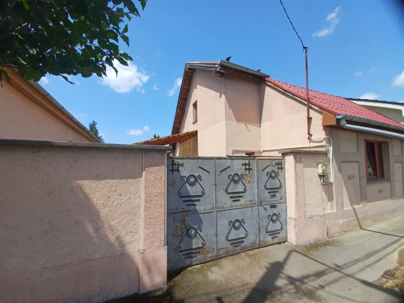 Casă, 500 mp, Muntele Găina. 600 E/lună (neg). Comision 0. - De închiriat: casă, singur în curte, teren 500 mp, Muntele Găina, Oradea. 600 €/lună (negociabil). Comision 0.

Casa nu este locuibila fara renovare, poate fi folosita momentan pentru depozitare sau ca atelier de reparatii fiind folosita ca service auto in trecut.

Casa este construită din cărămidă, fundație cărămidă, având toate utilitățile (apă, energie, canalizare, gaz in fata proprietatii). În curte se mai află câteva anexe (garaj, magazii) care pot fi demolate sau folosiite ca atare. Întreaga proprietate necesită renovare.

Suprafață utilă casă: 92 mp 
Suprafață utilă anexe: 84 mp 
Suprafață teren: 500 mp 
Front stradal: 14 ml