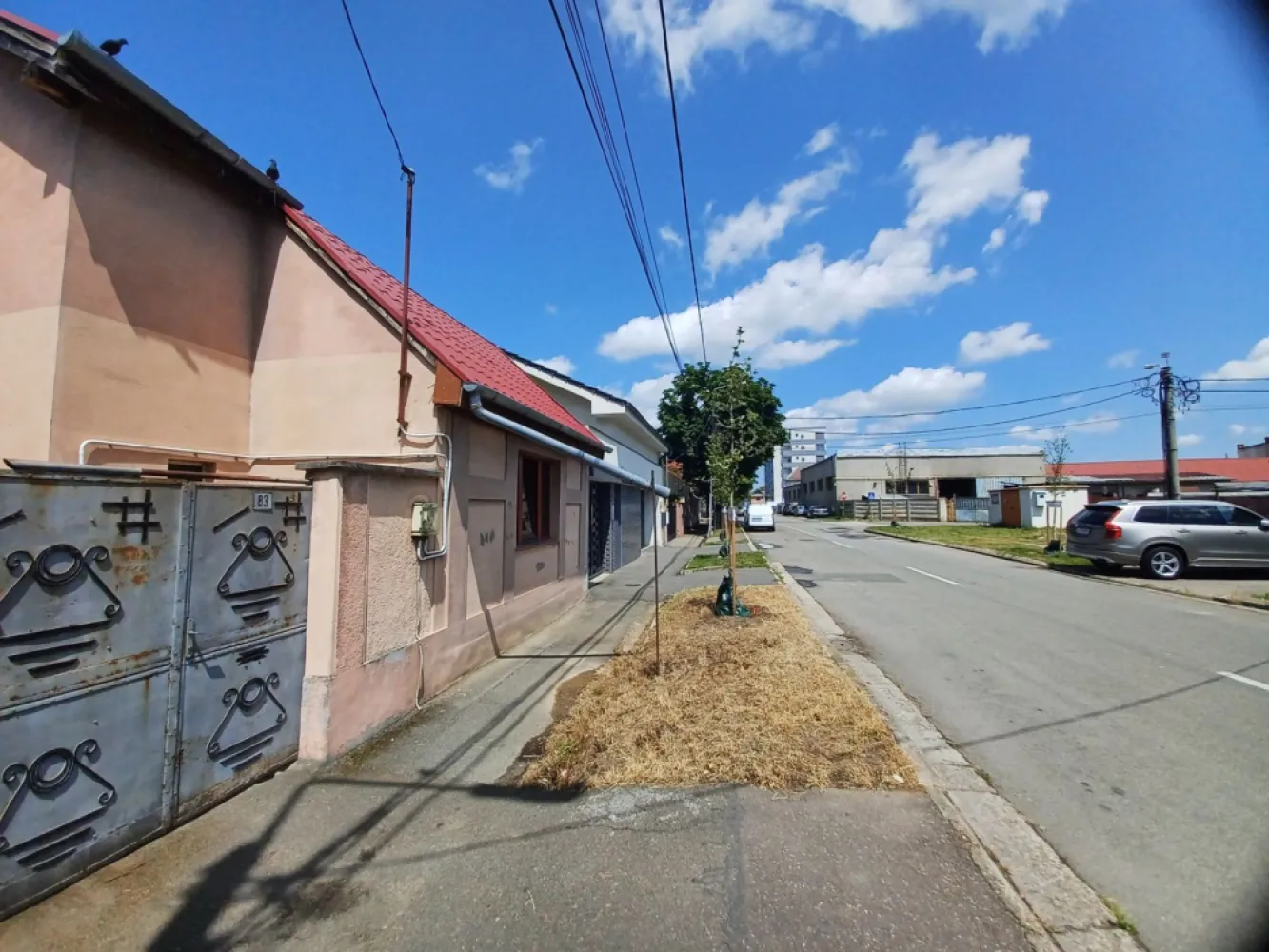Casă, 500 mp, Muntele Găina. 600 E/lună (neg). Comision 0. - De închiriat: casă, singur în curte, teren 500 mp, Muntele Găina, Oradea. 600 €/lună (negociabil). Comision 0.

Casa nu este locuibila fara renovare, poate fi folosita momentan pentru depozitare sau ca atelier de reparatii fiind folosita ca service auto in trecut.

Casa este construită din cărămidă, fundație cărămidă, având toate utilitățile (apă, energie, canalizare, gaz in fata proprietatii). În curte se mai află câteva anexe (garaj, magazii) care pot fi demolate sau folosiite ca atare. Întreaga proprietate necesită renovare.

Suprafață utilă casă: 92 mp 
Suprafață utilă anexe: 84 mp 
Suprafață teren: 500 mp 
Front stradal: 14 ml