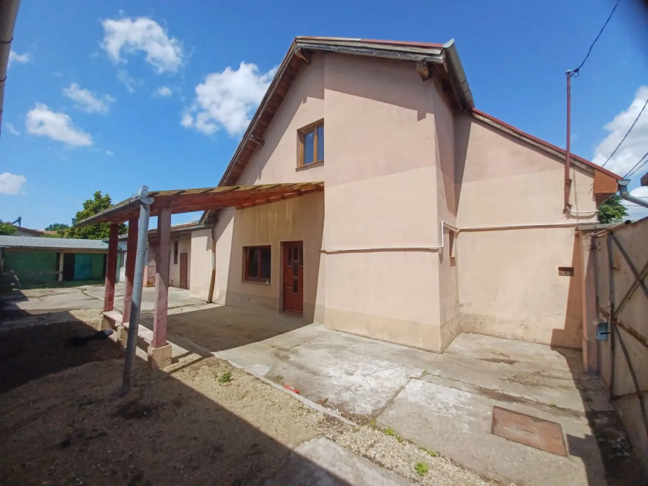 Casă, 500 mp, Muntele Găina. 600 E/lună (neg). Comision 0.