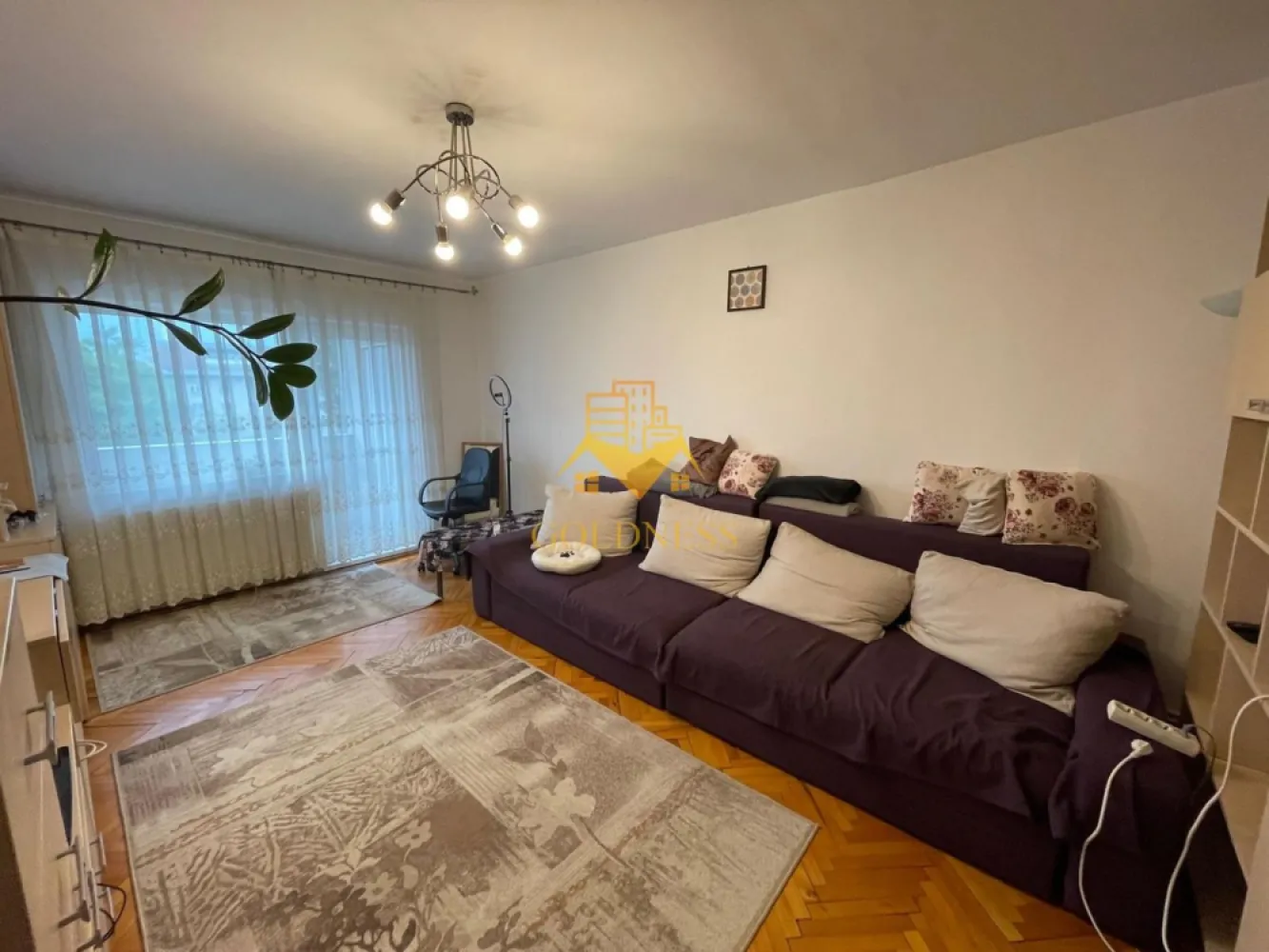 4 camere decomandate, Marasti, Parcare, Petfriendly, Gorunului,Office - GOLDNESS Imobiliare vă propune spre închiriere un apartament spațios cu 4 camere, complet mobilat și utilat, în cartierul Mărăști, una dintre cele mai bine conectate zone ale municipiului Cluj-Napoca.

Situat la etajul 3 al unui imobil cu 4 niveluri, apartamentul oferă confort, funcționalitate și acces rapid către principalele puncte de interes ale orașului, fiind ideal pentru familii, studenți sau persoane active care își doresc să locuiască aproape de centrele comerciale, zonele de business și mijloacele de transport în comun.

Compartimentare:
• 3 dormitoare matrimoniale complet mobilate, cu spații generoase de depozitare;
• living luminos cu bucătărie open-space, complet mobilată și utilată;
• zonă de dining și canapea extensibilă;
• 2 băi, una cu cadă și una cu cabină de duș;
• 2 balcoane, fiecare cu suprafața de aproximativ 5 mp.

Dotări:
• centrală termică proprie;
• frigider, aragaz, hotă, mașină de spălat rufe;
• mobilier complet;
• loc de parcare disponibil contra cost – 50 Euro/lună.

1. The Office Business Center

Mașină: 5 minute
Transport în comun: 10 minute
Mers pe jos: 15-20 minute

2. Iulius Mall & FSEGA (Facultatea de Științe Economice și Gestiunea Afacerilor)

Mașină: 5-7 minute
Transport în comun: 10-15 minute
Mers pe jos: 20-25 minute

3. Universitatea Tehnică din Cluj-Napoca (UTCN)

Mașină: 10 minute
Transport în comun: 15-20 minute
Mers pe jos: 30-35 minute

4. Facultatea de Matematică și Informatică (UBB)

Mașină: 10 minute
Transport în comun: 15-20 minute
Mers pe jos: 30-35 minute

5. Facultatea de Drept (UBB)

Mașină: 10 minute
Transport în comun: 15-20 minute
Mers pe jos: 30-35 minute

6. Facultatea de Litere (UBB)

Mașină: 10 minute
Transport în comun: 15-20 minute
Mers pe jos: 30-35 minute

7. Piața Unirii – Centrul Istoric

Mașină: 10 minute
Transport în comun: 15-20 minute
Mers pe jos: 30-35 minute

8. Aeroportul Internațional Aeroportul Internațional Avram Iancu Cluj

Mașină: 10 minute
Transport în comun: 20-25 minute
Mers pe jos: aproximativ 60 minute

Datorită amplasării sale, proprietatea oferă acces facil către magazine, supermarketuri, farmacii, restaurante, școli, grădinițe și numeroase stații de transport în comun, asigurând toate condițiile necesare unui stil de viață confortabil.

Pentru informații suplimentare sau programarea unei vizionări, vă invităm să ne contactați telefonic sau prin e-mail.

Comision agenție: 50% din valoarea unei chirii lunare.