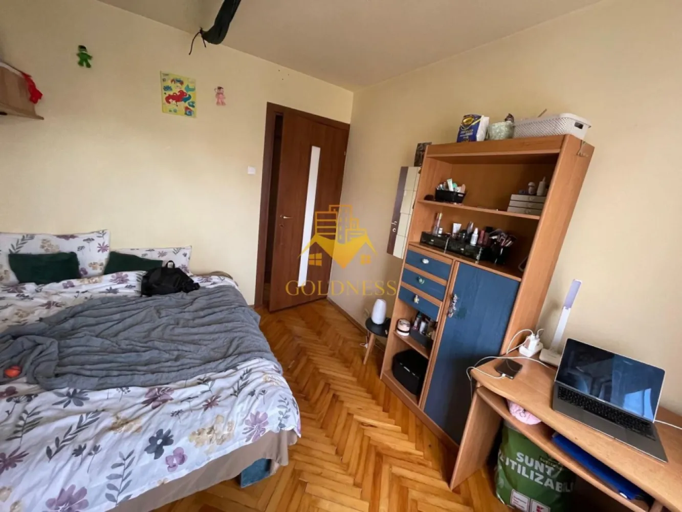 4 camere decomandate, Marasti, Parcare, Petfriendly, Gorunului,Office - GOLDNESS Imobiliare vă propune spre închiriere un apartament spațios cu 4 camere, complet mobilat și utilat, în cartierul Mărăști, una dintre cele mai bine conectate zone ale municipiului Cluj-Napoca.

Situat la etajul 3 al unui imobil cu 4 niveluri, apartamentul oferă confort, funcționalitate și acces rapid către principalele puncte de interes ale orașului, fiind ideal pentru familii, studenți sau persoane active care își doresc să locuiască aproape de centrele comerciale, zonele de business și mijloacele de transport în comun.

Compartimentare:
• 3 dormitoare matrimoniale complet mobilate, cu spații generoase de depozitare;
• living luminos cu bucătărie open-space, complet mobilată și utilată;
• zonă de dining și canapea extensibilă;
• 2 băi, una cu cadă și una cu cabină de duș;
• 2 balcoane, fiecare cu suprafața de aproximativ 5 mp.

Dotări:
• centrală termică proprie;
• frigider, aragaz, hotă, mașină de spălat rufe;
• mobilier complet;
• loc de parcare disponibil contra cost – 50 Euro/lună.

1. The Office Business Center

Mașină: 5 minute
Transport în comun: 10 minute
Mers pe jos: 15-20 minute

2. Iulius Mall & FSEGA (Facultatea de Științe Economice și Gestiunea Afacerilor)

Mașină: 5-7 minute
Transport în comun: 10-15 minute
Mers pe jos: 20-25 minute

3. Universitatea Tehnică din Cluj-Napoca (UTCN)

Mașină: 10 minute
Transport în comun: 15-20 minute
Mers pe jos: 30-35 minute

4. Facultatea de Matematică și Informatică (UBB)

Mașină: 10 minute
Transport în comun: 15-20 minute
Mers pe jos: 30-35 minute

5. Facultatea de Drept (UBB)

Mașină: 10 minute
Transport în comun: 15-20 minute
Mers pe jos: 30-35 minute

6. Facultatea de Litere (UBB)

Mașină: 10 minute
Transport în comun: 15-20 minute
Mers pe jos: 30-35 minute

7. Piața Unirii – Centrul Istoric

Mașină: 10 minute
Transport în comun: 15-20 minute
Mers pe jos: 30-35 minute

8. Aeroportul Internațional Aeroportul Internațional Avram Iancu Cluj

Mașină: 10 minute
Transport în comun: 20-25 minute
Mers pe jos: aproximativ 60 minute

Datorită amplasării sale, proprietatea oferă acces facil către magazine, supermarketuri, farmacii, restaurante, școli, grădinițe și numeroase stații de transport în comun, asigurând toate condițiile necesare unui stil de viață confortabil.

Pentru informații suplimentare sau programarea unei vizionări, vă invităm să ne contactați telefonic sau prin e-mail.

Comision agenție: 50% din valoarea unei chirii lunare.