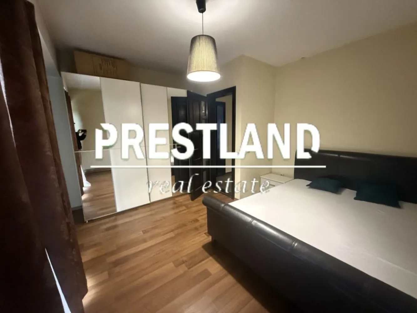 Apartament situat într-o zonă exclusivistă! - Apartament cu 3 camere, decomandat, situat pe Calea Dumbrăvii la et.3 , suprafață utilă 85 mp, cu 2 băi, 2 balcoane și garaj subteran se vinde mobilat la cheie.