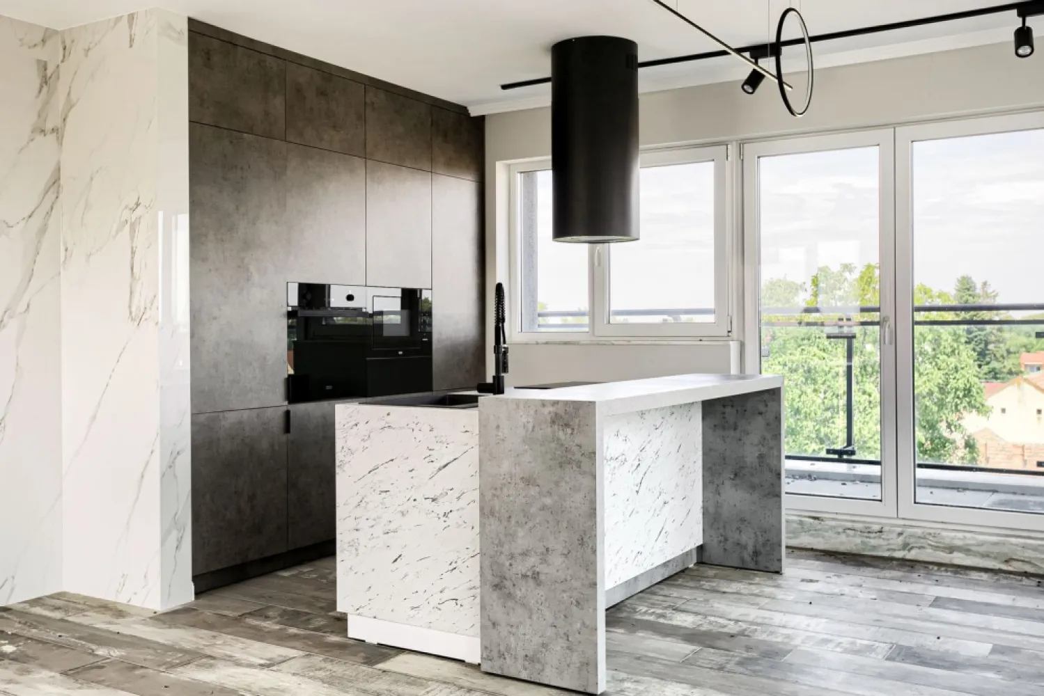 Penthouse bloc nou lângă Malul Muresului în Arad - Vă prezentăm spre vânzare un penthouse de lux deosebit, situat într-o zonă ultracentrală din Arad, special conceput pentru cei mai exigenți clienți.

Acest penthouse redefinește conceptul de confort și eleganță, având finisaje superioare și dotări de ultimă generație. 

Printre detaliile de lux se numără ferestrele mari, care oferă o notă de transparență și deschidere, creând un spațiu luminos și primitor.

Unul dintre avantajele unice ale acestui penthouse este liftul propriu, asigurându-vă intimitate și confort maxim. 

Beneficiați de lumina naturală oferită de ferestrele mari, poziționate strategic pentru a vă bucura de panorame spectaculoase.

Sistemul inteligent de încălzire în pardoseală și senzorii de inundație adaugă un plus de siguranță și eficiență. 

Nu ratați ocazia de a trăi într-un loc de prestigiu și confort suprem.

Preț: 189.000 Euro + TVA 21%

Prețul include o boxa la parterul blocului. Prețul nu include loc/locuri de parcare.

Vă invităm să ne contactați pentru mai multe detalii și pentru a programa o vizionare.
Contact: 0721356746 FLORIN MOȘ