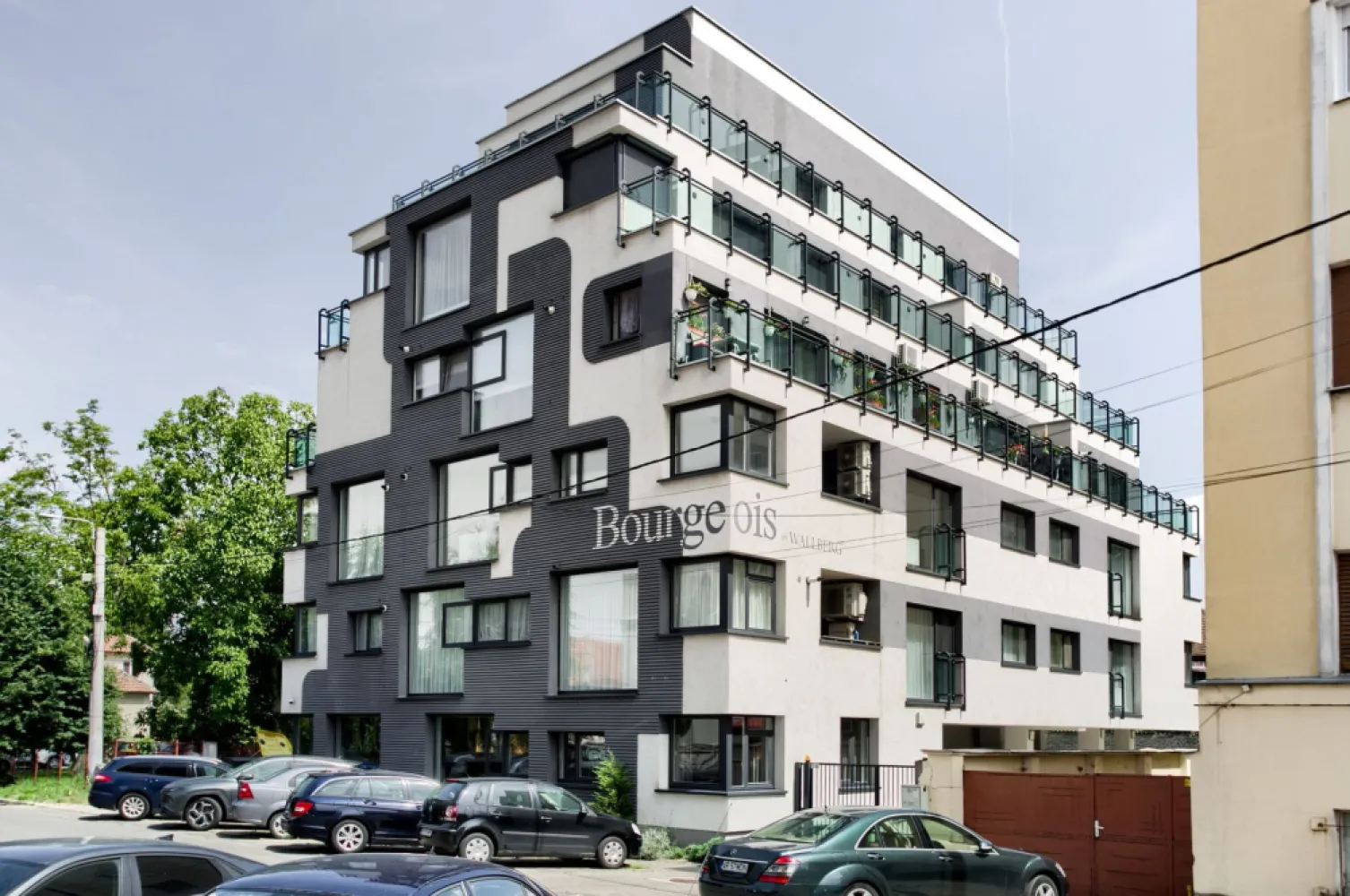 Penthouse bloc nou lângă Malul Muresului în Arad - Vă prezentăm spre vânzare un penthouse de lux deosebit, situat într-o zonă ultracentrală din Arad, special conceput pentru cei mai exigenți clienți.

Acest penthouse redefinește conceptul de confort și eleganță, având finisaje superioare și dotări de ultimă generație. 

Printre detaliile de lux se numără ferestrele mari, care oferă o notă de transparență și deschidere, creând un spațiu luminos și primitor.

Unul dintre avantajele unice ale acestui penthouse este liftul propriu, asigurându-vă intimitate și confort maxim. 

Beneficiați de lumina naturală oferită de ferestrele mari, poziționate strategic pentru a vă bucura de panorame spectaculoase.

Sistemul inteligent de încălzire în pardoseală și senzorii de inundație adaugă un plus de siguranță și eficiență. 

Nu ratați ocazia de a trăi într-un loc de prestigiu și confort suprem.

Preț: 189.000 Euro + TVA 21%

Prețul include o boxa la parterul blocului. Prețul nu include loc/locuri de parcare.

Vă invităm să ne contactați pentru mai multe detalii și pentru a programa o vizionare.
Contact: 0721356746 FLORIN MOȘ