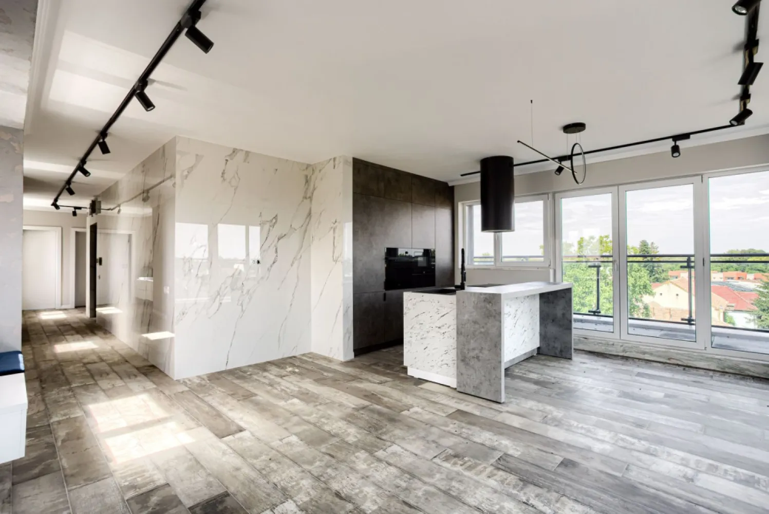 Penthouse bloc nou lângă Malul Muresului în Arad - Vă prezentăm spre vânzare un penthouse de lux deosebit, situat într-o zonă ultracentrală din Arad, special conceput pentru cei mai exigenți clienți.

Acest penthouse redefinește conceptul de confort și eleganță, având finisaje superioare și dotări de ultimă generație. 

Printre detaliile de lux se numără ferestrele mari, care oferă o notă de transparență și deschidere, creând un spațiu luminos și primitor.

Unul dintre avantajele unice ale acestui penthouse este liftul propriu, asigurându-vă intimitate și confort maxim. 

Beneficiați de lumina naturală oferită de ferestrele mari, poziționate strategic pentru a vă bucura de panorame spectaculoase.

Sistemul inteligent de încălzire în pardoseală și senzorii de inundație adaugă un plus de siguranță și eficiență. 

Nu ratați ocazia de a trăi într-un loc de prestigiu și confort suprem.

Preț: 189.000 Euro + TVA 21%

Prețul include o boxa la parterul blocului. Prețul nu include loc/locuri de parcare.

Vă invităm să ne contactați pentru mai multe detalii și pentru a programa o vizionare.
Contact: 0721356746 FLORIN MOȘ