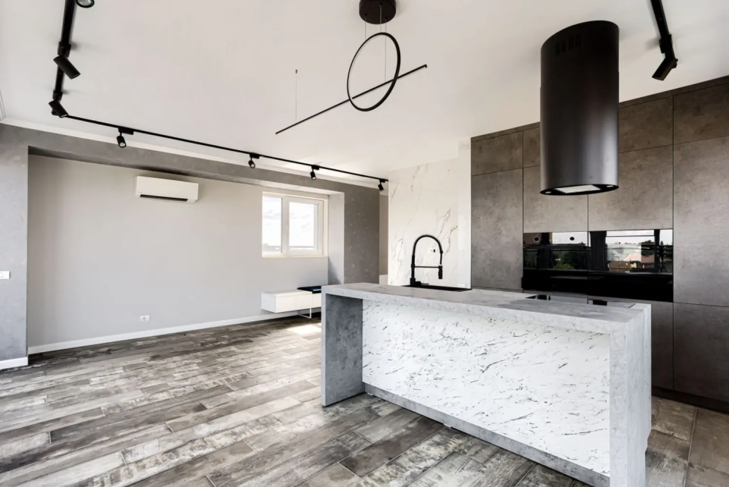 Penthouse bloc nou lângă Malul Muresului în Arad - Vă prezentăm spre vânzare un penthouse de lux deosebit, situat într-o zonă ultracentrală din Arad, special conceput pentru cei mai exigenți clienți.

Acest penthouse redefinește conceptul de confort și eleganță, având finisaje superioare și dotări de ultimă generație. 

Printre detaliile de lux se numără ferestrele mari, care oferă o notă de transparență și deschidere, creând un spațiu luminos și primitor.

Unul dintre avantajele unice ale acestui penthouse este liftul propriu, asigurându-vă intimitate și confort maxim. 

Beneficiați de lumina naturală oferită de ferestrele mari, poziționate strategic pentru a vă bucura de panorame spectaculoase.

Sistemul inteligent de încălzire în pardoseală și senzorii de inundație adaugă un plus de siguranță și eficiență. 

Nu ratați ocazia de a trăi într-un loc de prestigiu și confort suprem.

Preț: 189.000 Euro + TVA 21%

Prețul include o boxa la parterul blocului. Prețul nu include loc/locuri de parcare.

Vă invităm să ne contactați pentru mai multe detalii și pentru a programa o vizionare.
Contact: 0721356746 FLORIN MOȘ