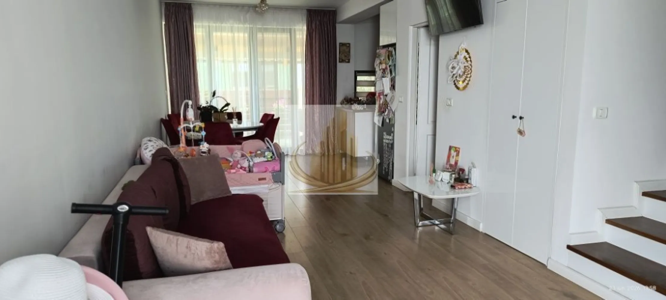 Casă înșiruită, 3 cam, 2 bai 80mp | Zona Cora Dumbrăvița | - Grand Mobilis Imobiliare vă propune spre vânzare o casă înșiruită cocheta, situată în zona Cora Dumbrăvița, una dintre cele mai apreciate și dinamice zone rezidențiale din apropierea Timișoarei.

Prin poziționarea sa excelentă și prețul foarte competitiv pentru zonă, această proprietate reprezintă o alegere inspirată atât pentru o familie care își dorește confort și acces rapid la toate facilitățile urbane, cât și pentru investitori, datorită potențialului ridicat de închiriere și cererii constante din această parte a Dumbrăviței.

În imediata apropiere regăsim supermarketuri și magazine, restaurante, cafenele, farmacii, școală și grădiniță, mijloace de transport în comun, precum și acces facil către Timișoara. De asemenea, proprietatea se află la doar câteva minute de puncte de interes importante precum Iulius Town, IKEA, Decathlon, centre comerciale, clădiri de birouri și principalele artere de circulație.

Compartimentare:

Parter:

Living spațios cu bucătărie open-space;
Bucătărie complet mobilată și utilată;
Baie de serviciu;
Terasă;
Curte proprie amenajată.

Etaj:

2 dormitoare luminoase;
Dormitor matrimonial cu dressing;
Baie cu cadă.

Dotări și beneficii:

Centrală termică proprie;
Încălzire în pardoseală;
Aer condiționat;
Foraj propriu;
Sistem de irigare;
Compartimentare practică și eficientă;
Zonă liniștită, cu acces rapid către toate facilitățile necesare.

Casa se vinde parțial mobilată, incluzând bucătăria complet mobilată și utilată. Pentru cumpărătorii interesați, proprietarii sunt deschiși și la varianta vânzării imobilului complet mobilat, în urma unei înțelegeri.

Preț: 169.000 € – ușor negociabil

Proprietăți similare sunt rar disponibile la acest nivel de preț într-o zonă atât de bine cotată, ceea ce face din această ofertă o oportunitate excelentă atât pentru locuire, cât și pentru investiție.

Pentru mai multe detalii sau programarea unei vizionări, contactați echipa Grand Mobilis Imobiliare! 
ID Intern: CP3185225