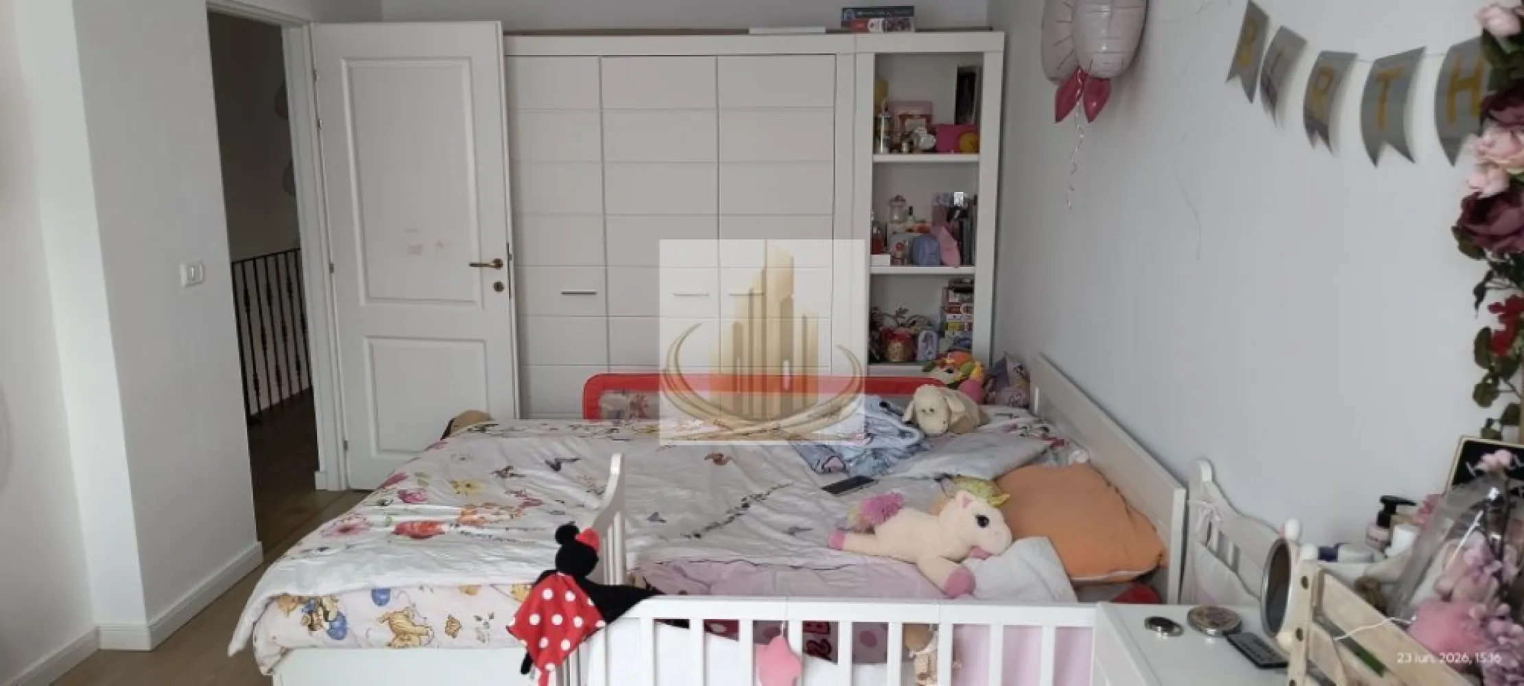Casă înșiruită, 3 cam, 2 bai 80mp | Zona Cora Dumbrăvița | - Grand Mobilis Imobiliare vă propune spre vânzare o casă înșiruită cocheta, situată în zona Cora Dumbrăvița, una dintre cele mai apreciate și dinamice zone rezidențiale din apropierea Timișoarei.

Prin poziționarea sa excelentă și prețul foarte competitiv pentru zonă, această proprietate reprezintă o alegere inspirată atât pentru o familie care își dorește confort și acces rapid la toate facilitățile urbane, cât și pentru investitori, datorită potențialului ridicat de închiriere și cererii constante din această parte a Dumbrăviței.

În imediata apropiere regăsim supermarketuri și magazine, restaurante, cafenele, farmacii, școală și grădiniță, mijloace de transport în comun, precum și acces facil către Timișoara. De asemenea, proprietatea se află la doar câteva minute de puncte de interes importante precum Iulius Town, IKEA, Decathlon, centre comerciale, clădiri de birouri și principalele artere de circulație.

Compartimentare:

Parter:

Living spațios cu bucătărie open-space;
Bucătărie complet mobilată și utilată;
Baie de serviciu;
Terasă;
Curte proprie amenajată.

Etaj:

2 dormitoare luminoase;
Dormitor matrimonial cu dressing;
Baie cu cadă.

Dotări și beneficii:

Centrală termică proprie;
Încălzire în pardoseală;
Aer condiționat;
Foraj propriu;
Sistem de irigare;
Compartimentare practică și eficientă;
Zonă liniștită, cu acces rapid către toate facilitățile necesare.

Casa se vinde parțial mobilată, incluzând bucătăria complet mobilată și utilată. Pentru cumpărătorii interesați, proprietarii sunt deschiși și la varianta vânzării imobilului complet mobilat, în urma unei înțelegeri.

Preț: 169.000 € – ușor negociabil

Proprietăți similare sunt rar disponibile la acest nivel de preț într-o zonă atât de bine cotată, ceea ce face din această ofertă o oportunitate excelentă atât pentru locuire, cât și pentru investiție.

Pentru mai multe detalii sau programarea unei vizionări, contactați echipa Grand Mobilis Imobiliare! 
ID Intern: CP3185225