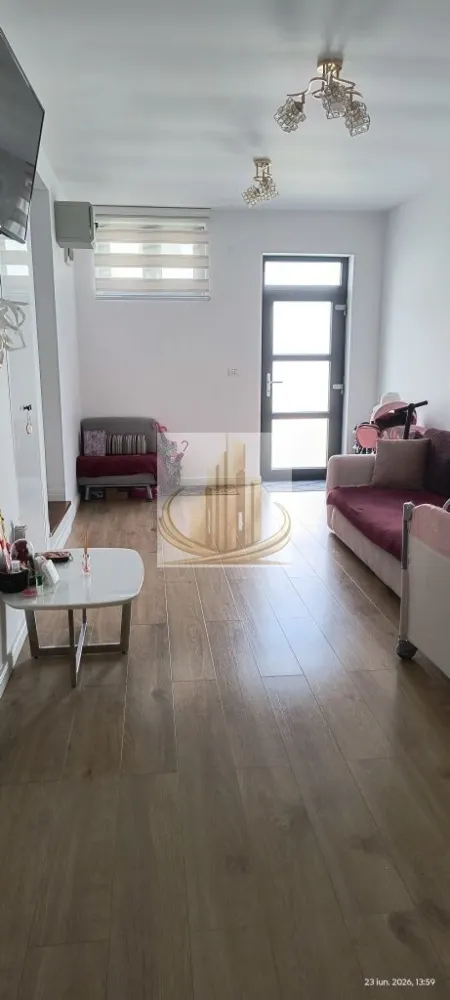 Casă înșiruită, 3 cam, 2 bai 80mp | Zona Cora Dumbrăvița | - Grand Mobilis Imobiliare vă propune spre vânzare o casă înșiruită cocheta, situată în zona Cora Dumbrăvița, una dintre cele mai apreciate și dinamice zone rezidențiale din apropierea Timișoarei.

Prin poziționarea sa excelentă și prețul foarte competitiv pentru zonă, această proprietate reprezintă o alegere inspirată atât pentru o familie care își dorește confort și acces rapid la toate facilitățile urbane, cât și pentru investitori, datorită potențialului ridicat de închiriere și cererii constante din această parte a Dumbrăviței.

În imediata apropiere regăsim supermarketuri și magazine, restaurante, cafenele, farmacii, școală și grădiniță, mijloace de transport în comun, precum și acces facil către Timișoara. De asemenea, proprietatea se află la doar câteva minute de puncte de interes importante precum Iulius Town, IKEA, Decathlon, centre comerciale, clădiri de birouri și principalele artere de circulație.

Compartimentare:

Parter:

Living spațios cu bucătărie open-space;
Bucătărie complet mobilată și utilată;
Baie de serviciu;
Terasă;
Curte proprie amenajată.

Etaj:

2 dormitoare luminoase;
Dormitor matrimonial cu dressing;
Baie cu cadă.

Dotări și beneficii:

Centrală termică proprie;
Încălzire în pardoseală;
Aer condiționat;
Foraj propriu;
Sistem de irigare;
Compartimentare practică și eficientă;
Zonă liniștită, cu acces rapid către toate facilitățile necesare.

Casa se vinde parțial mobilată, incluzând bucătăria complet mobilată și utilată. Pentru cumpărătorii interesați, proprietarii sunt deschiși și la varianta vânzării imobilului complet mobilat, în urma unei înțelegeri.

Preț: 169.000 € – ușor negociabil

Proprietăți similare sunt rar disponibile la acest nivel de preț într-o zonă atât de bine cotată, ceea ce face din această ofertă o oportunitate excelentă atât pentru locuire, cât și pentru investiție.

Pentru mai multe detalii sau programarea unei vizionări, contactați echipa Grand Mobilis Imobiliare! 
ID Intern: CP3185225