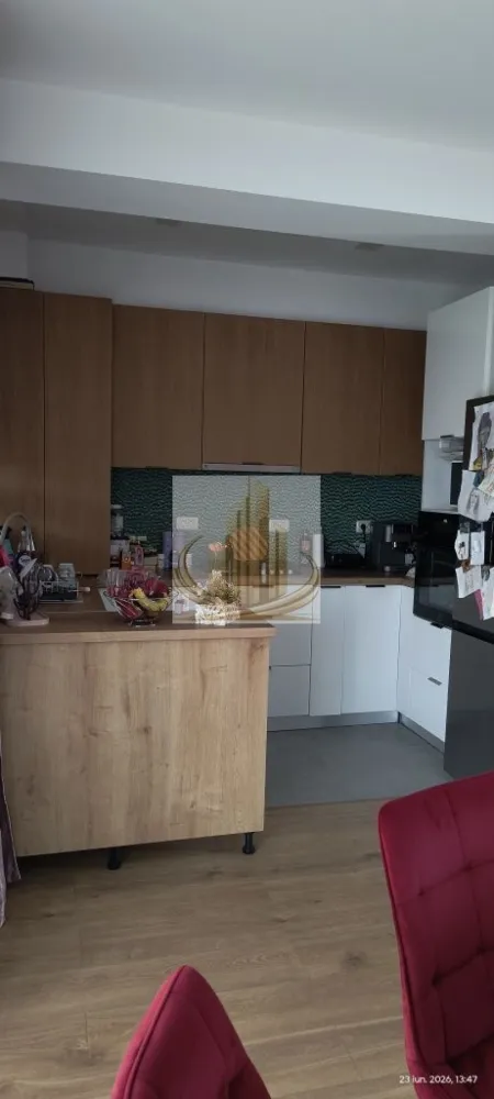 Casă înșiruită, 3 cam, 2 bai 80mp | Zona Cora Dumbrăvița | - Grand Mobilis Imobiliare vă propune spre vânzare o casă înșiruită cocheta, situată în zona Cora Dumbrăvița, una dintre cele mai apreciate și dinamice zone rezidențiale din apropierea Timișoarei.

Prin poziționarea sa excelentă și prețul foarte competitiv pentru zonă, această proprietate reprezintă o alegere inspirată atât pentru o familie care își dorește confort și acces rapid la toate facilitățile urbane, cât și pentru investitori, datorită potențialului ridicat de închiriere și cererii constante din această parte a Dumbrăviței.

În imediata apropiere regăsim supermarketuri și magazine, restaurante, cafenele, farmacii, școală și grădiniță, mijloace de transport în comun, precum și acces facil către Timișoara. De asemenea, proprietatea se află la doar câteva minute de puncte de interes importante precum Iulius Town, IKEA, Decathlon, centre comerciale, clădiri de birouri și principalele artere de circulație.

Compartimentare:

Parter:

Living spațios cu bucătărie open-space;
Bucătărie complet mobilată și utilată;
Baie de serviciu;
Terasă;
Curte proprie amenajată.

Etaj:

2 dormitoare luminoase;
Dormitor matrimonial cu dressing;
Baie cu cadă.

Dotări și beneficii:

Centrală termică proprie;
Încălzire în pardoseală;
Aer condiționat;
Foraj propriu;
Sistem de irigare;
Compartimentare practică și eficientă;
Zonă liniștită, cu acces rapid către toate facilitățile necesare.

Casa se vinde parțial mobilată, incluzând bucătăria complet mobilată și utilată. Pentru cumpărătorii interesați, proprietarii sunt deschiși și la varianta vânzării imobilului complet mobilat, în urma unei înțelegeri.

Preț: 169.000 € – ușor negociabil

Proprietăți similare sunt rar disponibile la acest nivel de preț într-o zonă atât de bine cotată, ceea ce face din această ofertă o oportunitate excelentă atât pentru locuire, cât și pentru investiție.

Pentru mai multe detalii sau programarea unei vizionări, contactați echipa Grand Mobilis Imobiliare! 
ID Intern: CP3185225