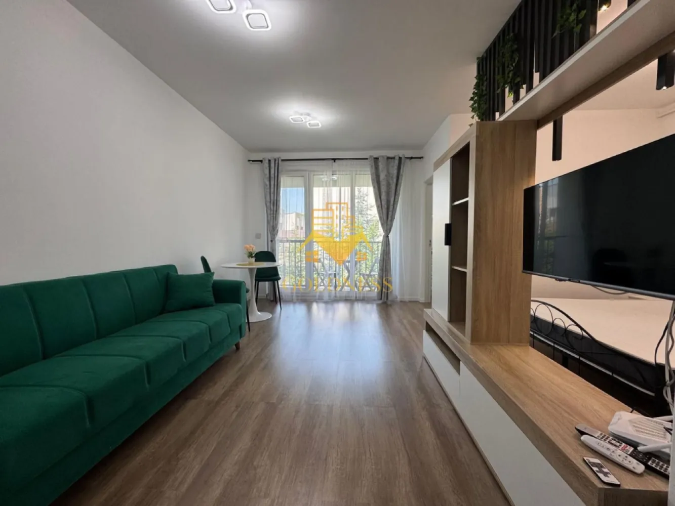 2 camere, modern, parcare, Abatorului, Mega Image, Parcul Poligon - GOLDNESS Imobiliare vă propune spre închiriere un apartament cu 2 camere complet mobilat și utilat, la parter, într-un imobil de 4 etaje, în Floresti.
Dispune de loc de parcare!
Se află în apropierea stațiilor de transport în comun, magazine, restaurante, spații verzi, farmacii, etc. 

Apartamentul este compartimentat astfel:
 - dormitor cu pat matrimonial, dressing, noptiere
 - living cu bucatarie open space complet utilată și mobilată, canapea extensibilă, loc de servit masa 
 - baie cu cabina de dus, calorifer port prosop și dulap pentru depozitare.
 - balcon 7 mp.

Imobilul este dotat cu toate cele necesare- centrală proprie, incalzire in pardoseala, frigider, aragaz, hotă, mașină de spălat haine, etc. 

Dacă sunteți interesați de acest apartament și doriți să îl vizionați, dar și pentru alte oferte nu ezitați să ne contactați telefonic sau prin e-mail. Vă stăm la dispoziție!
Pentru intermediere se percepe un comision de 75% din prețul chiriei!