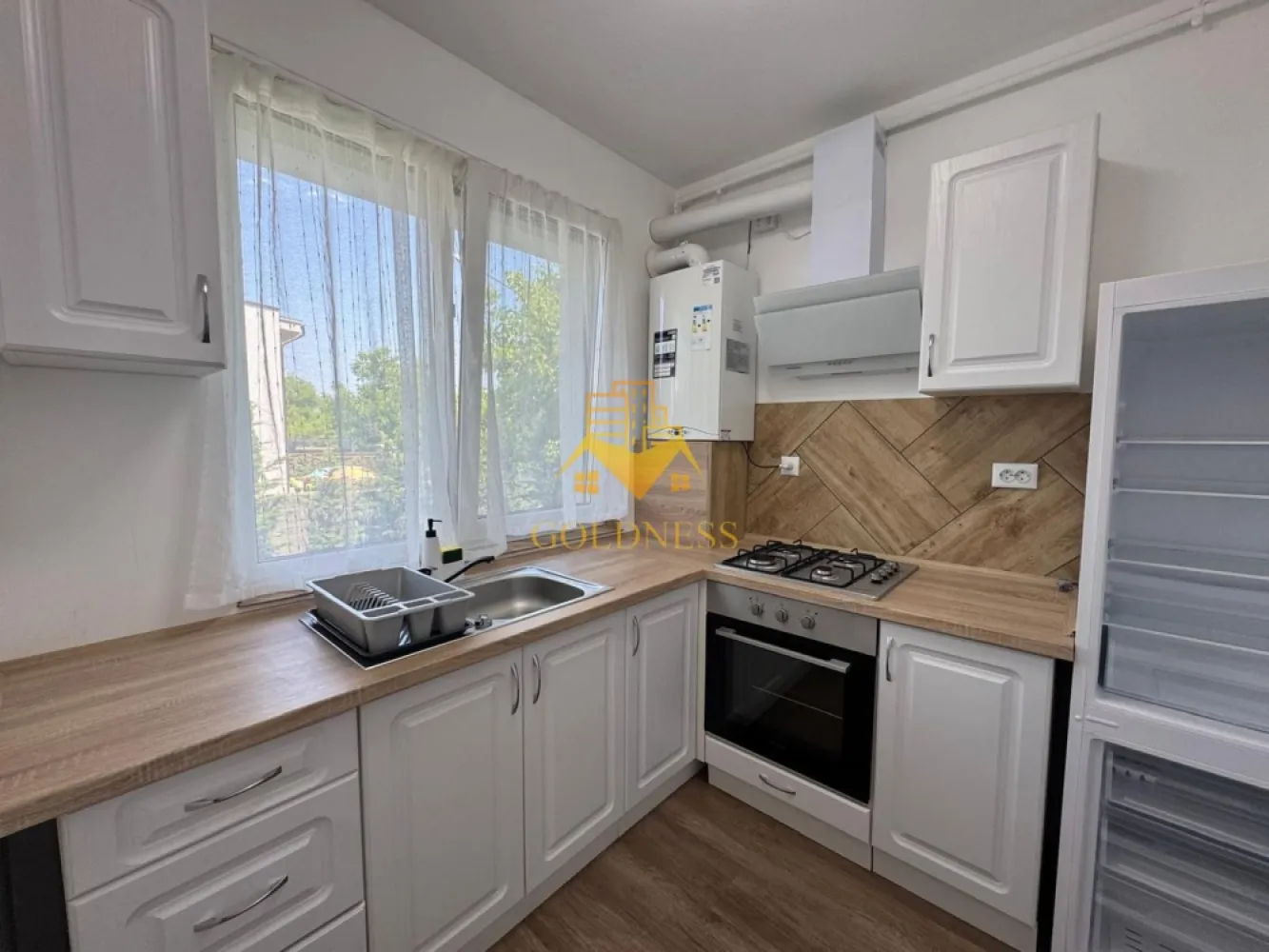 2 camere, modern, parcare, Abatorului, Mega Image, Parcul Poligon - GOLDNESS Imobiliare vă propune spre închiriere un apartament cu 2 camere complet mobilat și utilat, la parter, într-un imobil de 4 etaje, în Floresti.
Dispune de loc de parcare!
Se află în apropierea stațiilor de transport în comun, magazine, restaurante, spații verzi, farmacii, etc. 

Apartamentul este compartimentat astfel:
 - dormitor cu pat matrimonial, dressing, noptiere
 - living cu bucatarie open space complet utilată și mobilată, canapea extensibilă, loc de servit masa 
 - baie cu cabina de dus, calorifer port prosop și dulap pentru depozitare.
 - balcon 7 mp.

Imobilul este dotat cu toate cele necesare- centrală proprie, incalzire in pardoseala, frigider, aragaz, hotă, mașină de spălat haine, etc. 

Dacă sunteți interesați de acest apartament și doriți să îl vizionați, dar și pentru alte oferte nu ezitați să ne contactați telefonic sau prin e-mail. Vă stăm la dispoziție!
Pentru intermediere se percepe un comision de 75% din prețul chiriei!
