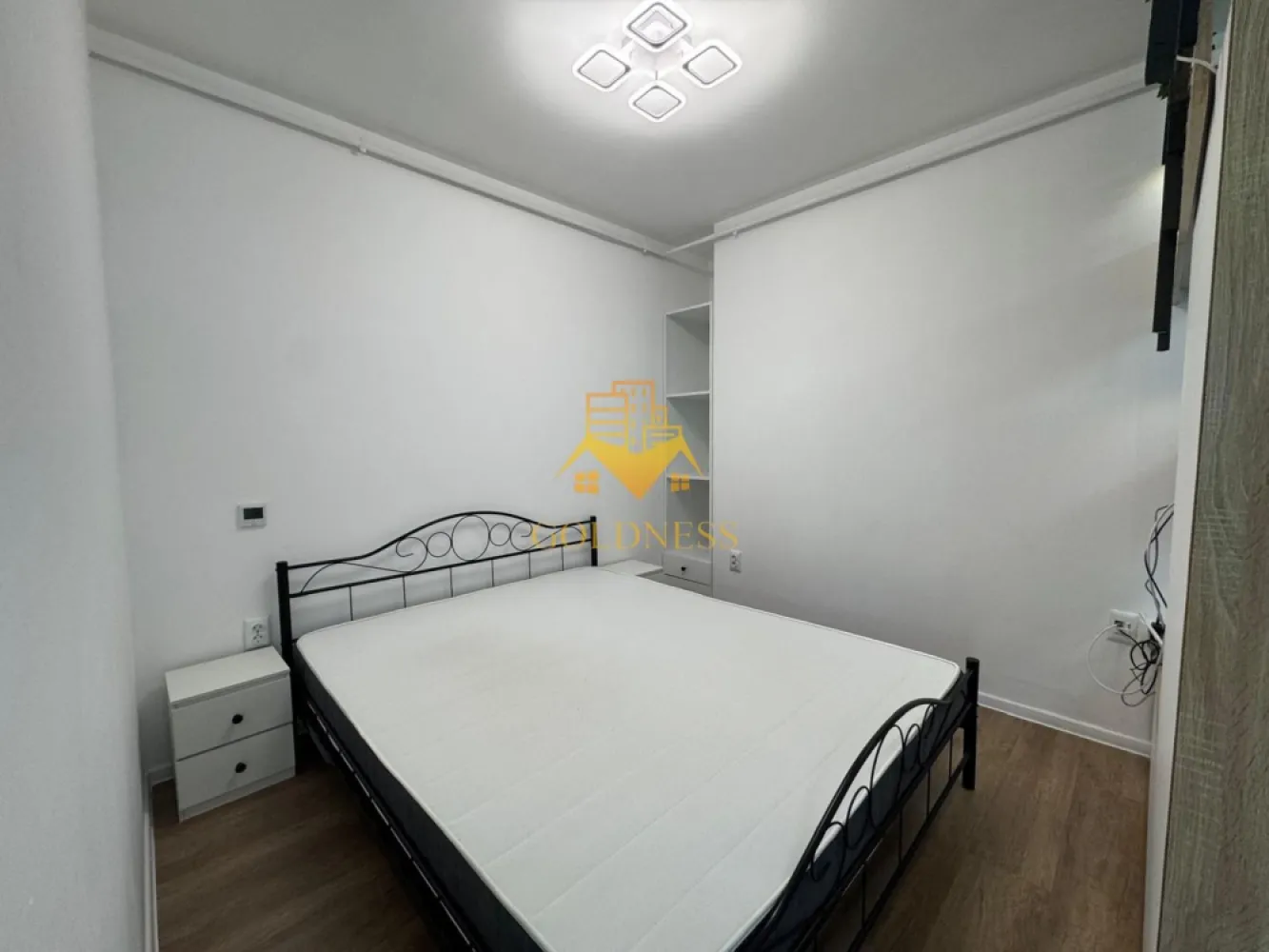 2 camere, modern, parcare, Abatorului, Mega Image, Parcul Poligon - GOLDNESS Imobiliare vă propune spre închiriere un apartament cu 2 camere complet mobilat și utilat, la parter, într-un imobil de 4 etaje, în Floresti.
Dispune de loc de parcare!
Se află în apropierea stațiilor de transport în comun, magazine, restaurante, spații verzi, farmacii, etc. 

Apartamentul este compartimentat astfel:
 - dormitor cu pat matrimonial, dressing, noptiere
 - living cu bucatarie open space complet utilată și mobilată, canapea extensibilă, loc de servit masa 
 - baie cu cabina de dus, calorifer port prosop și dulap pentru depozitare.
 - balcon 7 mp.

Imobilul este dotat cu toate cele necesare- centrală proprie, incalzire in pardoseala, frigider, aragaz, hotă, mașină de spălat haine, etc. 

Dacă sunteți interesați de acest apartament și doriți să îl vizionați, dar și pentru alte oferte nu ezitați să ne contactați telefonic sau prin e-mail. Vă stăm la dispoziție!
Pentru intermediere se percepe un comision de 75% din prețul chiriei!