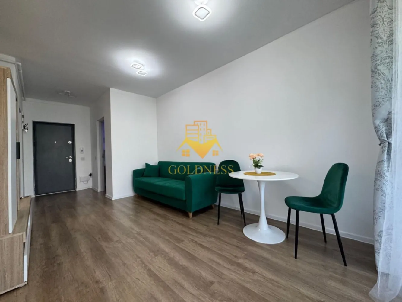 2 camere, modern, parcare, Abatorului, Mega Image, Parcul Poligon - GOLDNESS Imobiliare vă propune spre închiriere un apartament cu 2 camere complet mobilat și utilat, la parter, într-un imobil de 4 etaje, în Floresti.
Dispune de loc de parcare!
Se află în apropierea stațiilor de transport în comun, magazine, restaurante, spații verzi, farmacii, etc. 

Apartamentul este compartimentat astfel:
 - dormitor cu pat matrimonial, dressing, noptiere
 - living cu bucatarie open space complet utilată și mobilată, canapea extensibilă, loc de servit masa 
 - baie cu cabina de dus, calorifer port prosop și dulap pentru depozitare.
 - balcon 7 mp.

Imobilul este dotat cu toate cele necesare- centrală proprie, incalzire in pardoseala, frigider, aragaz, hotă, mașină de spălat haine, etc. 

Dacă sunteți interesați de acest apartament și doriți să îl vizionați, dar și pentru alte oferte nu ezitați să ne contactați telefonic sau prin e-mail. Vă stăm la dispoziție!
Pentru intermediere se percepe un comision de 75% din prețul chiriei!