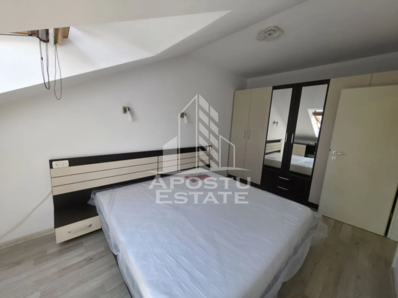Apartament cu 2 camere de vanzare in zona Steaua, Timisoara - Agentia imobiliara APOSTU ESTATE va propune spre vanzare un apartament cu 2 camere, semidecomandat, situat in zona Steaua, intr-un imobil construit in anul 2015, prevazut cu lift.

Apartamentul este amplasat la etajul 5/5 (mansarda) si dispune de o suprafata utila de 42 mp. Se vinde complet mobilat si utilat, exact ca in fotografii, fiind pregatit pentru mutare imediata.

Compartimentare:
• Living
• Dormitor
• Bucatarie open-space
• Baie cu cada

Dotari:
• Centrala termica proprie
• Aer conditionat
• Ferestre cu geam termopan
• Loc de parcare privat cu acces controlat prin bariera
• Acces direct in pod, pe toata suprafata apartamentului

Electrocasnice incluse:
• Frigider
• Aragaz
• Cuptor
• Hota
• Masina de spalat vase

Imobilul este situat in vecinatatea mai multor puncte de interes:
• Shopping City
• Statie E8
• Mijloace de transport in comun
• Supermarketuri, farmacii si alte facilitati

Apartamentul reprezinta o alegere excelenta atat pentru locuinta proprie, cat si pentru investitie, datorita amplasarii foarte bune si costurilor reduse de intretinere.

Pentru mai multe detalii si programarea unei vizionari, va stam cu drag la dispozitie.

Agentia imobiliara Apostu Estate va ofera consultanta bancara gratuita prin intermediul colaboratorilor nostri pentru alegerea celui mai potrivit tip de credit, astfel incat tu sa devi noul proprietar al acestui apartament.
CP3181358