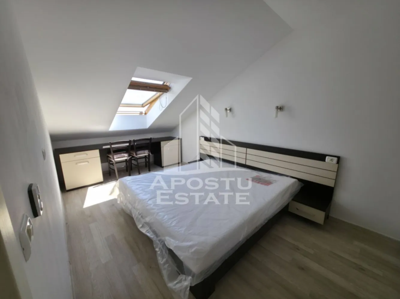 Apartament cu 2 camere de vanzare in zona Steaua, Timisoara - Agentia imobiliara APOSTU ESTATE va propune spre vanzare un apartament cu 2 camere, semidecomandat, situat in zona Steaua, intr-un imobil construit in anul 2015, prevazut cu lift.

Apartamentul este amplasat la etajul 5/5 (mansarda) si dispune de o suprafata utila de 42 mp. Se vinde complet mobilat si utilat, exact ca in fotografii, fiind pregatit pentru mutare imediata.

Compartimentare:
• Living
• Dormitor
• Bucatarie open-space
• Baie cu cada

Dotari:
• Centrala termica proprie
• Aer conditionat
• Ferestre cu geam termopan
• Loc de parcare privat cu acces controlat prin bariera
• Acces direct in pod, pe toata suprafata apartamentului

Electrocasnice incluse:
• Frigider
• Aragaz
• Cuptor
• Hota
• Masina de spalat vase

Imobilul este situat in vecinatatea mai multor puncte de interes:
• Shopping City
• Statie E8
• Mijloace de transport in comun
• Supermarketuri, farmacii si alte facilitati

Apartamentul reprezinta o alegere excelenta atat pentru locuinta proprie, cat si pentru investitie, datorita amplasarii foarte bune si costurilor reduse de intretinere.

Pentru mai multe detalii si programarea unei vizionari, va stam cu drag la dispozitie.

Agentia imobiliara Apostu Estate va ofera consultanta bancara gratuita prin intermediul colaboratorilor nostri pentru alegerea celui mai potrivit tip de credit, astfel incat tu sa devi noul proprietar al acestui apartament.
CP3181358