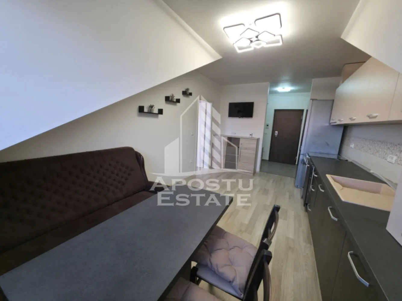 Apartament cu 2 camere de vanzare in zona Steaua, Timisoara - Agentia imobiliara APOSTU ESTATE va propune spre vanzare un apartament cu 2 camere, semidecomandat, situat in zona Steaua, intr-un imobil construit in anul 2015, prevazut cu lift.

Apartamentul este amplasat la etajul 5/5 (mansarda) si dispune de o suprafata utila de 42 mp. Se vinde complet mobilat si utilat, exact ca in fotografii, fiind pregatit pentru mutare imediata.

Compartimentare:
• Living
• Dormitor
• Bucatarie open-space
• Baie cu cada

Dotari:
• Centrala termica proprie
• Aer conditionat
• Ferestre cu geam termopan
• Loc de parcare privat cu acces controlat prin bariera
• Acces direct in pod, pe toata suprafata apartamentului

Electrocasnice incluse:
• Frigider
• Aragaz
• Cuptor
• Hota
• Masina de spalat vase

Imobilul este situat in vecinatatea mai multor puncte de interes:
• Shopping City
• Statie E8
• Mijloace de transport in comun
• Supermarketuri, farmacii si alte facilitati

Apartamentul reprezinta o alegere excelenta atat pentru locuinta proprie, cat si pentru investitie, datorita amplasarii foarte bune si costurilor reduse de intretinere.

Pentru mai multe detalii si programarea unei vizionari, va stam cu drag la dispozitie.

Agentia imobiliara Apostu Estate va ofera consultanta bancara gratuita prin intermediul colaboratorilor nostri pentru alegerea celui mai potrivit tip de credit, astfel incat tu sa devi noul proprietar al acestui apartament.
CP3181358