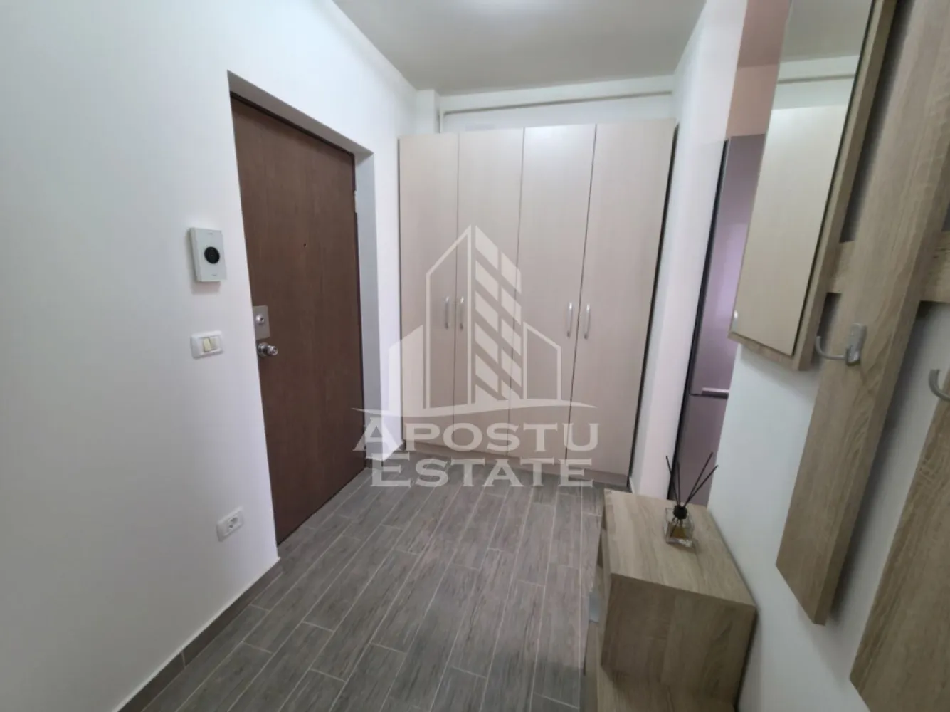 Apartament cu 2 camere de vanzare in zona Steaua, Timisoara - Agentia imobiliara APOSTU ESTATE va propune spre vanzare un apartament cu 2 camere, semidecomandat, situat in zona Steaua, intr-un imobil construit in anul 2015, prevazut cu lift.

Apartamentul este amplasat la etajul 5/5 (mansarda) si dispune de o suprafata utila de 42 mp. Se vinde complet mobilat si utilat, exact ca in fotografii, fiind pregatit pentru mutare imediata.

Compartimentare:
• Living
• Dormitor
• Bucatarie open-space
• Baie cu cada

Dotari:
• Centrala termica proprie
• Aer conditionat
• Ferestre cu geam termopan
• Loc de parcare privat cu acces controlat prin bariera
• Acces direct in pod, pe toata suprafata apartamentului

Electrocasnice incluse:
• Frigider
• Aragaz
• Cuptor
• Hota
• Masina de spalat vase

Imobilul este situat in vecinatatea mai multor puncte de interes:
• Shopping City
• Statie E8
• Mijloace de transport in comun
• Supermarketuri, farmacii si alte facilitati

Apartamentul reprezinta o alegere excelenta atat pentru locuinta proprie, cat si pentru investitie, datorita amplasarii foarte bune si costurilor reduse de intretinere.

Pentru mai multe detalii si programarea unei vizionari, va stam cu drag la dispozitie.

Agentia imobiliara Apostu Estate va ofera consultanta bancara gratuita prin intermediul colaboratorilor nostri pentru alegerea celui mai potrivit tip de credit, astfel incat tu sa devi noul proprietar al acestui apartament.
CP3181358