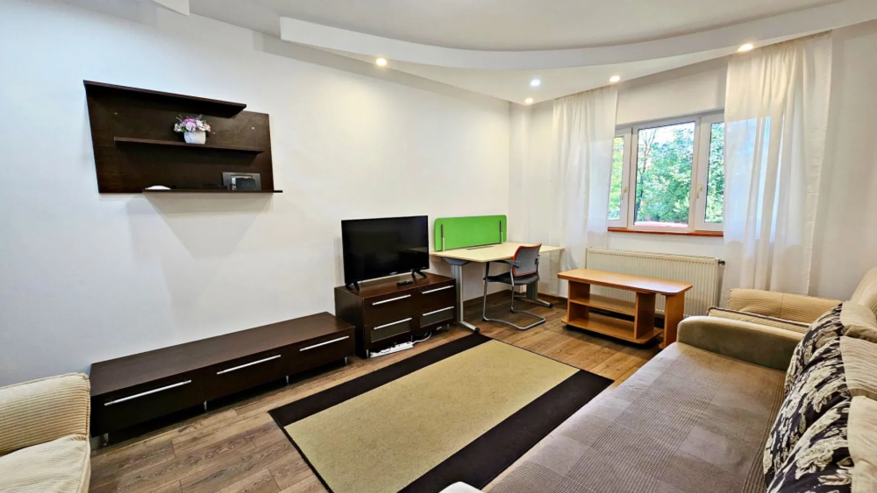 Racadau-Parc apartament 3 camere mobilat, utilat - Euro Dome Imobiliare va propune spre inchiriere un apartament de 3 camere si doua bai, situat in Racadau, cartierul verde al orasului.
Apartamentul se inchiriaza mobilat complet, utilat (inclusiv masina spalat rufe si uscator), este foarte bine pozitionat (3 scoli, 2 gradinite in proximitate) avand un parc generos in imediata apropiere. Statia de autobuz si magazinele sunt la fel, foarte aproape.
Se inchiriaza pe perioade lungi(minimum un an).
Liber, se poate viziona cu o programare prealabila.