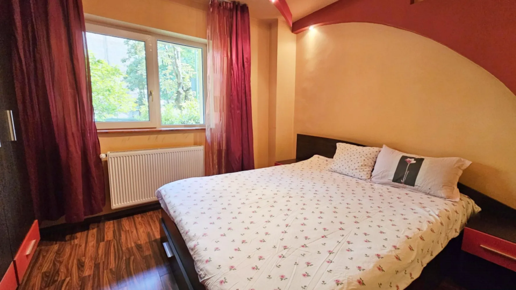 Racadau-Parc apartament 3 camere mobilat, utilat - Euro Dome Imobiliare va propune spre inchiriere un apartament de 3 camere si doua bai, situat in Racadau, cartierul verde al orasului.
Apartamentul se inchiriaza mobilat complet, utilat (inclusiv masina spalat rufe si uscator), este foarte bine pozitionat (3 scoli, 2 gradinite in proximitate) avand un parc generos in imediata apropiere. Statia de autobuz si magazinele sunt la fel, foarte aproape.
Se inchiriaza pe perioade lungi(minimum un an).
Liber, se poate viziona cu o programare prealabila.