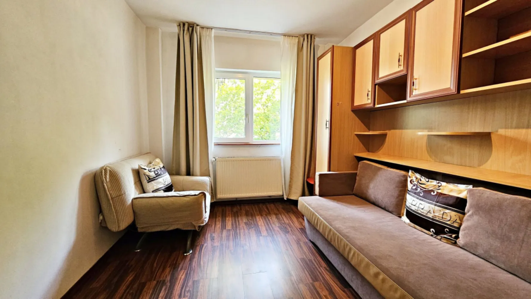 Racadau-Parc apartament 3 camere mobilat, utilat - Euro Dome Imobiliare va propune spre inchiriere un apartament de 3 camere si doua bai, situat in Racadau, cartierul verde al orasului.
Apartamentul se inchiriaza mobilat complet, utilat (inclusiv masina spalat rufe si uscator), este foarte bine pozitionat (3 scoli, 2 gradinite in proximitate) avand un parc generos in imediata apropiere. Statia de autobuz si magazinele sunt la fel, foarte aproape.
Se inchiriaza pe perioade lungi(minimum un an).
Liber, se poate viziona cu o programare prealabila.