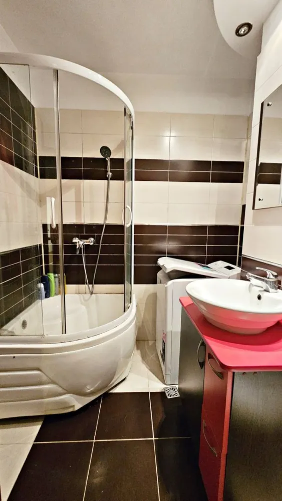 Racadau-Parc apartament 3 camere mobilat, utilat - Euro Dome Imobiliare va propune spre inchiriere un apartament de 3 camere si doua bai, situat in Racadau, cartierul verde al orasului.
Apartamentul se inchiriaza mobilat complet, utilat (inclusiv masina spalat rufe si uscator), este foarte bine pozitionat (3 scoli, 2 gradinite in proximitate) avand un parc generos in imediata apropiere. Statia de autobuz si magazinele sunt la fel, foarte aproape.
Se inchiriaza pe perioade lungi(minimum un an).
Liber, se poate viziona cu o programare prealabila.