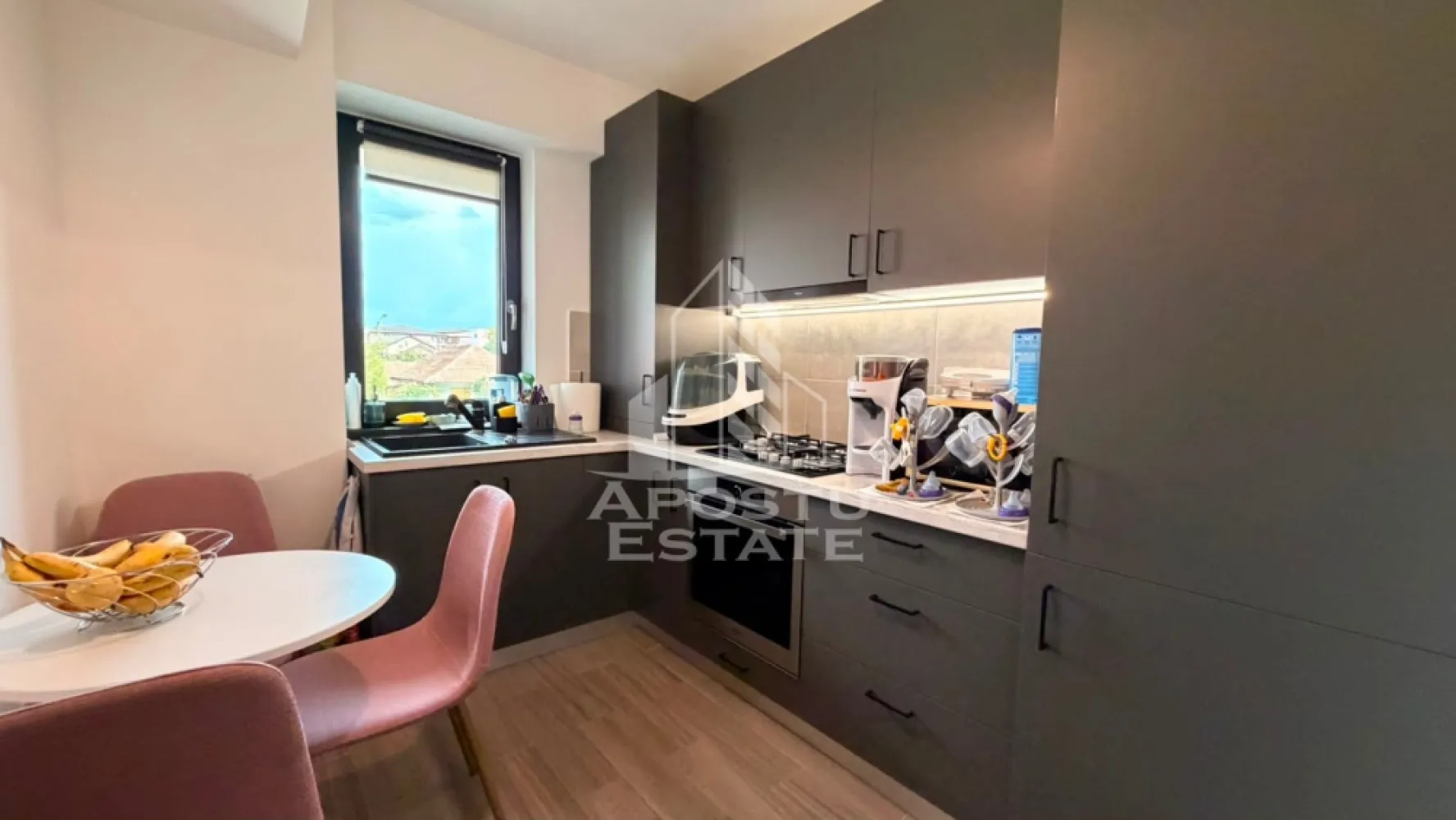 Apartament cu 3 camere in zona Girocului, Timisoara - Agentia imobiliara APOSTU ESTATE va propune spre vanzare un apartament modern cu 3 camere, situat in zona Girocului, ideal pentru o familie care isi doreste confort, spatii bine organizate si dotari de calitate.

Apartamentul se vinde complet mobilat si utilat, fiind pregatit pentru mutare imediata.

Compartimentare:
• Living generos cu zona de dining
• Bucatarie inchisa
• 2 dormitoare
• Baie
• Balcon de 7 mp

Dotari si beneficii:
• Incalzire in pardoseala cu centrala termica Ariston
• Aer conditionat
• Termostat individual in fiecare camera
• Spatiu de depozitare in pod de 7 mp
• 2 locuri de parcare cu acces prin bariera
• Loc de joaca pentru copii in curtea blocului
• Se vinde complet mobilat si utilat

Electrocasnice incluse:
• Electrocasnice premium Whirlpool si Beko

Apartamentul ofera un nivel ridicat de confort si eficienta, fiind potrivit atat pentru locuinta proprie, cat si pentru investitie.

Imobilul este situat intr-o zona apreciata, cu acces facil catre mijloace de transport, magazine, scoli si gradinite.

Pentru mai multe detalii si programarea unei vizionari, va stam cu drag la dispozitie.

Agentia imobiliara Apostu Estate va ofera consultanta bancara gratuita prin intermediul colaboratorilor nostri pentru alegerea celui mai potrivit tip de credit, astfel incat tu sa devi noul proprietar al acestui apartament.
CP3184751