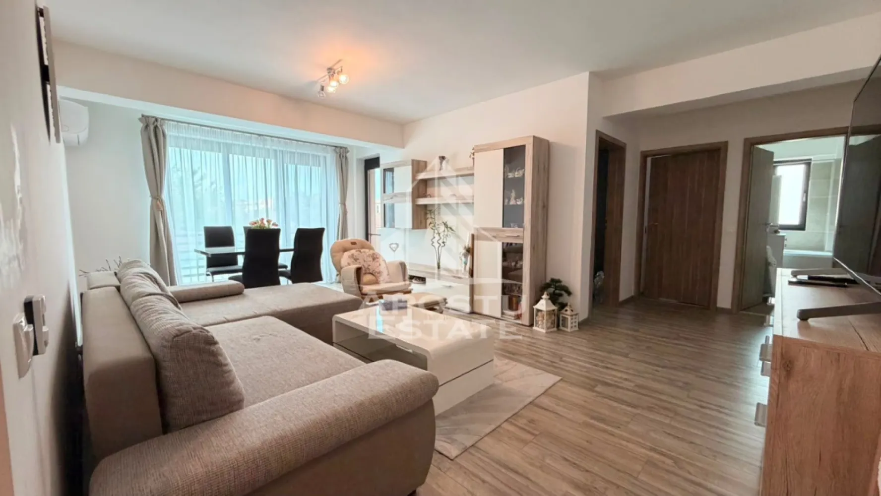 Apartament cu 3 camere in zona Girocului, Timisoara - Agentia imobiliara APOSTU ESTATE va propune spre vanzare un apartament modern cu 3 camere, situat in zona Girocului, ideal pentru o familie care isi doreste confort, spatii bine organizate si dotari de calitate.

Apartamentul se vinde complet mobilat si utilat, fiind pregatit pentru mutare imediata.

Compartimentare:
• Living generos cu zona de dining
• Bucatarie inchisa
• 2 dormitoare
• Baie
• Balcon de 7 mp

Dotari si beneficii:
• Incalzire in pardoseala cu centrala termica Ariston
• Aer conditionat
• Termostat individual in fiecare camera
• Spatiu de depozitare in pod de 7 mp
• 2 locuri de parcare cu acces prin bariera
• Loc de joaca pentru copii in curtea blocului
• Se vinde complet mobilat si utilat

Electrocasnice incluse:
• Electrocasnice premium Whirlpool si Beko

Apartamentul ofera un nivel ridicat de confort si eficienta, fiind potrivit atat pentru locuinta proprie, cat si pentru investitie.

Imobilul este situat intr-o zona apreciata, cu acces facil catre mijloace de transport, magazine, scoli si gradinite.

Pentru mai multe detalii si programarea unei vizionari, va stam cu drag la dispozitie.

Agentia imobiliara Apostu Estate va ofera consultanta bancara gratuita prin intermediul colaboratorilor nostri pentru alegerea celui mai potrivit tip de credit, astfel incat tu sa devi noul proprietar al acestui apartament.
CP3184751