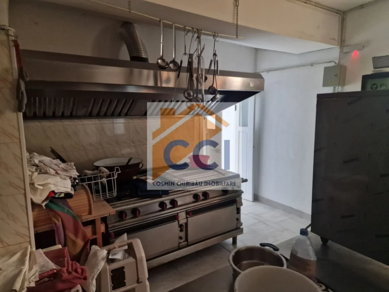 Restaurant Piscina Club Principe - Oportunitate de business pe segmetul restaurant, sala de evenimente, piscina si recreere.
Se vinde binecunoscutul Club Restaurant Piscina Principe de la Magura, proprietate situata pe DN 11. Proprietatea este formata dintr o cladire principala cu o parcare generoasa si o terasa exterioara acoperita in fata,un cort de evenimente,2 piscine,spatiu de recreere si loc de joaca pt copii de tip livada cu gazon.
Cladirea principala are o suprafata desfasurata de 866 mp .cu un regim de inaltime parter si etaj de tip subpanta cu gol peste parter.
Capacitatea parterului este de aprox. 140 locuri pe scaune,deservite de o bucatarie complet echipata si functionala.Tot pe parter exista toalete ,un hol de intrare ,garderoba,si accesul spre doua scari zidite in spirala care acceseaza etajul.
Etajul are o capacitate de aprox 120 locuri pe scaune si mai contine holuri de circulatie ,toalete si o bucatarie echipata cu cele necesare pt a face pizza.Tot aici la etaj exista si 3 balcoane.
Podul de sub sarpanta cladirii este inalt putand fi fi adaptat si transformat existand deci posibilitate de a realiza cateva camere
Cortul de evenimente este destinat activitatilor de recreere / divertisment/ club in perioada de vara ,are echipamente specifice pt Dj si are o capacitate de aprox 120 persoane.
2 piscine: una cu dimensiunea de 25x11 m si una de copii cu dimensiunea de 4x4 m,ambele complet echipate si functionale cu pompe si filtre specifice.
Intreaga proprietate beneficiaza de curent electric trifazat, detine put propriu pt apa destinata piscinelor si conexiune la reteaua de apa publica CT pe gaz cu radiatoare clasice si imprejmuire la limta de proprietate cu gard zidit.De asemenea proprietatea detine Autorizatie ISU.
Proprietetea are un grad ridicat de profitabilitate, spatiile destinate organizarii de evenimente: nunti, botezuri, petreceri private, etc fiind exact pe segmentul cu mare interes din zilele noastre.
La acestea se adauga cele doua piscine care in perioada de vara aduna sute de clienti care vin acolo pentru recreere, devenind astfel si consumatori directi pt cele doua bucatarii existente in corpul principal.
Toate cele descise in ultimele paragrafe conduc la certa concluzie ca cel care va face achizitia acolo ,va putea beneficia de un business solid, la cheie,cu vad vad solid deja existent, aducator de sume importante de cash.
Pt vizionari si sau orice alte detalii te invit sa nu eziti sa ma contactezi.