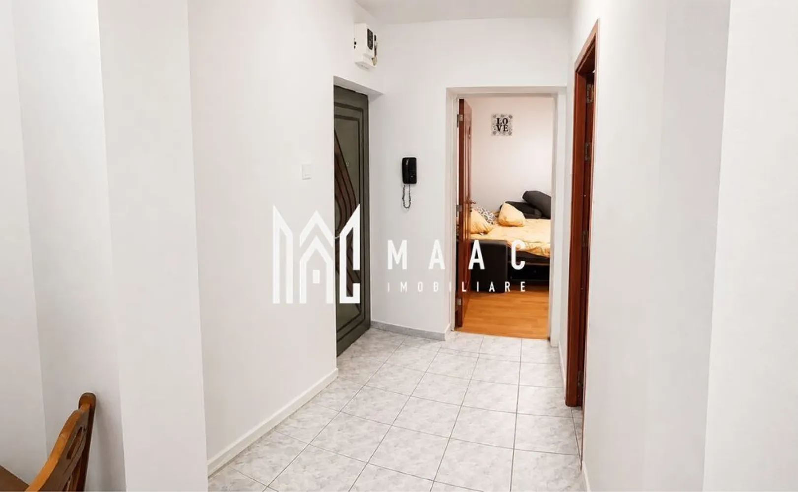 Apt. 2 camere , blv. Tineretului , Ostroveni - DE VÂNZARE 
Apartament 2 CAMERE |Bulevardul Tineretului , Ostroveni

Situat într-o zonă apreciată pentru liniște, accesibilitate și priveliști deosebite, acest apartament reprezintă o oportunitate excelentă pentru cei care își doresc o locuință confortabilă sau o investiție sigură.

Cu o suprafață totală de 49,4 mp, proprietatea oferă un echilibru excelent între confort, funcționalitate și potențial de amenajare.
Apartamentul dispune de:
• 2 camere generoase și luminoase;
• bucătărie separată;
• baie spațioasă;
• hol de acces bine organizat;
• vedere panoramică către Bulevardul Dem Rădulescu și râul Olt.

Imobilul se vinde nemobilat, oferind viitorului proprietar libertatea de a-și amenaja locuința exact după propriul gust și stil.

Zona este recunoscută pentru accesibilitate, infrastructură modernă și proximitatea față de principalele puncte de interes: centre comerciale, mijloace de transport, școli, grădinițe, spații verzi și zone de recreere.

Unul dintre cele mai importante avantaje ale acestei proprietăți îl reprezintă raportul excelent calitate–preț, apartamentul fiind oferit la un preț sub nivelul actual al pieței pentru această zonă.

Pentru informații suplimentare și programarea unei vizionări, vă stăm cu plăcere la dispoziție. CP3185227