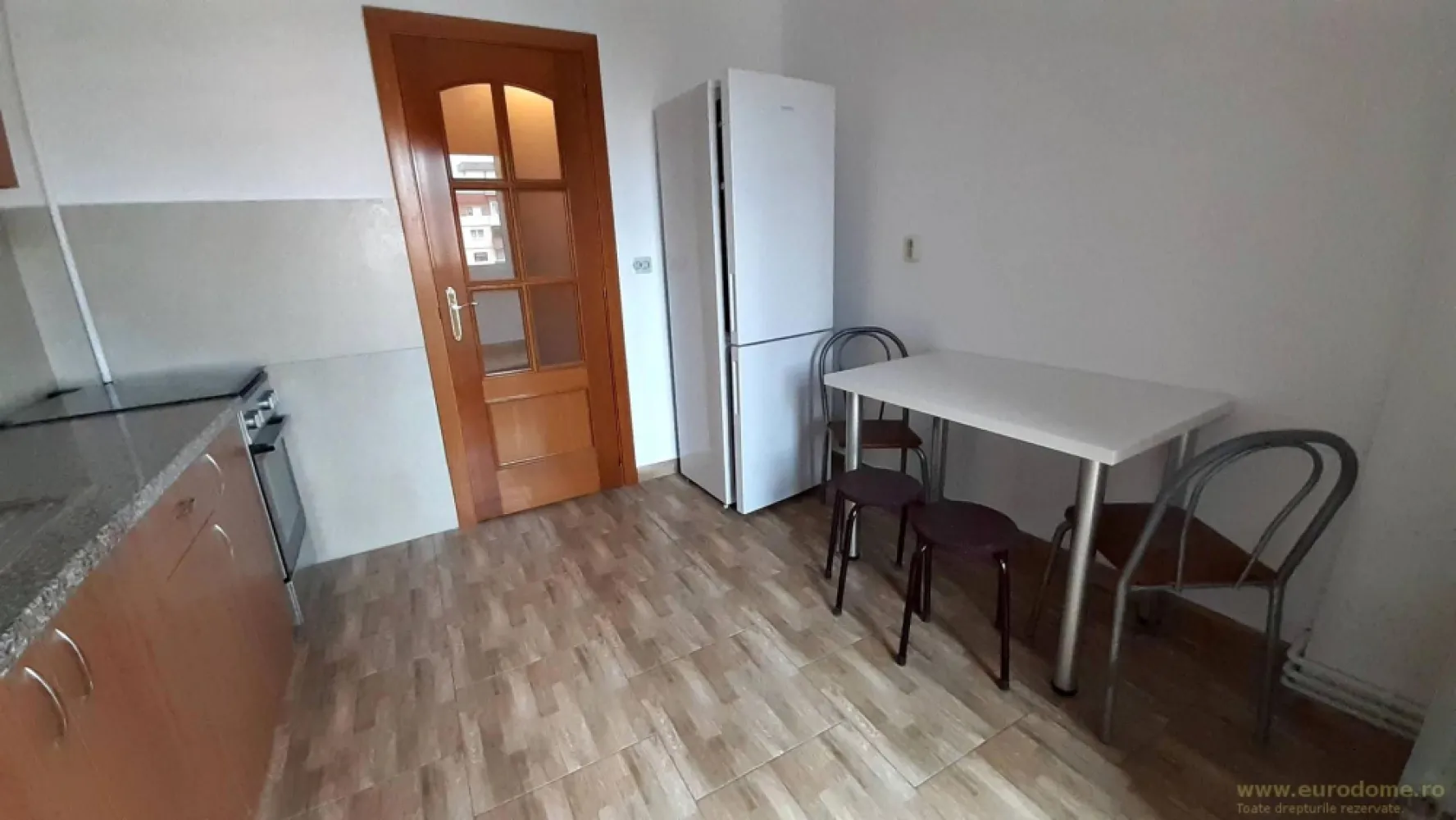 Racadau Pietonal, apartament 2 camere, mobilat - Racadau, zona pietonala, oferim spre inchiriere apartament 2 camere, mobilat, utilat, vedere spre parc si spre pietonal. Liber.