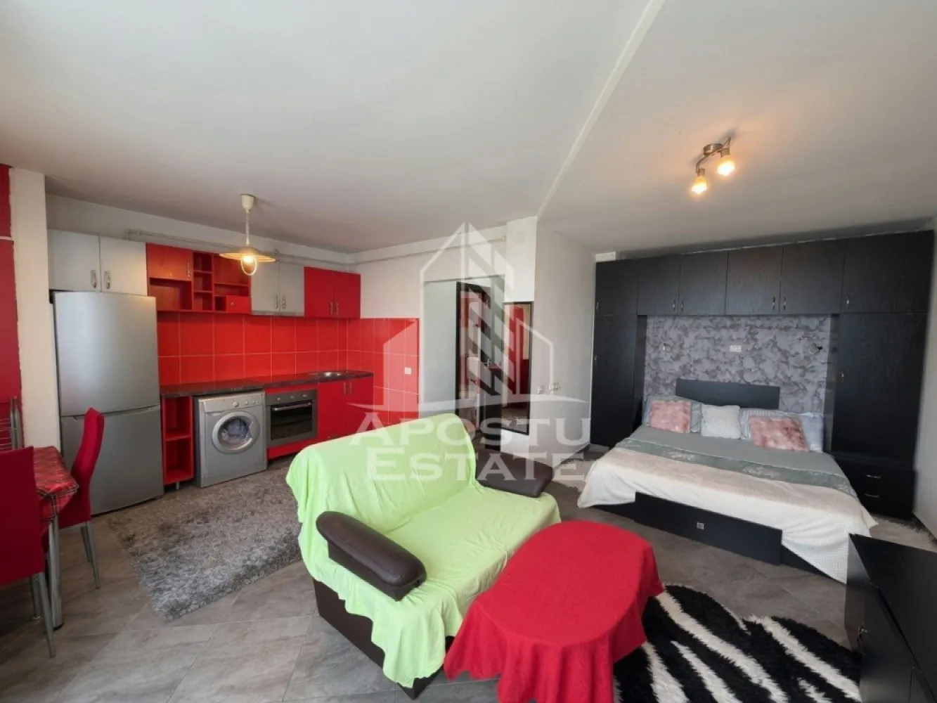 Apartament cu 1 camera de vanzare, 30mp, Olimpia Stadion, Timisoara - Agentia imobiliara APOSTU ESTATE va propune spre vanzare un apartament cu 1 camera, bine intretinut in zona Olimpia-Stadion din Timisoara, judetul Timis, o zona apreciata pentru accesul facil catre mijloacele de transport, centre comerciale si numeroase puncte de interes.

Locuinta are o suprafata utila de 30 mp.

Compartimentare eficienta:

hol de acces
camera luminoasa
bucatarie amenajata
baie cu cabina de dus

Dotari si beneficii:

incalzire prin termoficare
se vinde complet mobilat si utilat
geamuri termopan
usa metalica la intrare
disponibil imediat

Pozitie excelenta:

acces rapid catre mijloacele de transport in comun
in apropiere de magazine, farmacii, banci, liceu, gradinita si alte facilitati
conexiune facila catre principalele artere ale orasului
Apartamentul este ideal atat pentru locuinta proprie, cat si pentru investitie, datorita amplasarii avantajoase si a costurilor reduse de exploatare.

Pretul este negociabil.

Agentia imobiliara Apostu Estate va ofera consultanta bancara gratuita prin intermediul colaboratorilor nostri pentru alegerea celui mai potrivit tip de credit, astfel incat tu sa devi noul proprietar al acestei proprietati.

Va asteptam cu drag la o vizionare!
ID intern: CP3185614