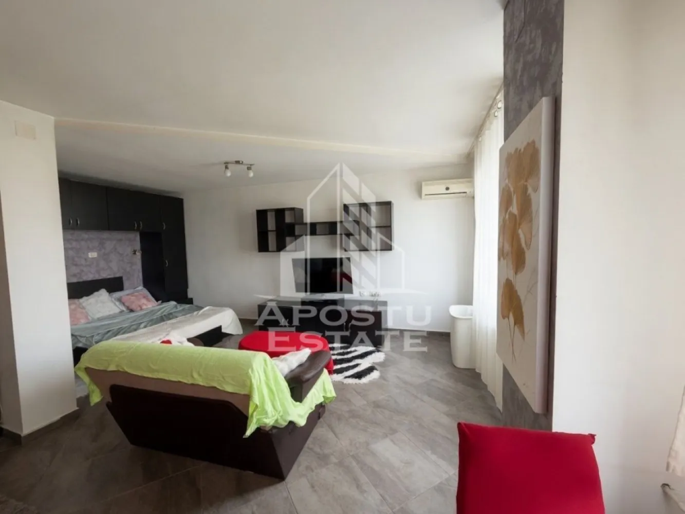 Apartament cu 1 camera de vanzare, 30mp, Olimpia Stadion, Timisoara - Agentia imobiliara APOSTU ESTATE va propune spre vanzare un apartament cu 1 camera, bine intretinut in zona Olimpia-Stadion din Timisoara, judetul Timis, o zona apreciata pentru accesul facil catre mijloacele de transport, centre comerciale si numeroase puncte de interes.

Locuinta are o suprafata utila de 30 mp.

Compartimentare eficienta:

hol de acces
camera luminoasa
bucatarie amenajata
baie cu cabina de dus

Dotari si beneficii:

incalzire prin termoficare
se vinde complet mobilat si utilat
geamuri termopan
usa metalica la intrare
disponibil imediat

Pozitie excelenta:

acces rapid catre mijloacele de transport in comun
in apropiere de magazine, farmacii, banci, liceu, gradinita si alte facilitati
conexiune facila catre principalele artere ale orasului
Apartamentul este ideal atat pentru locuinta proprie, cat si pentru investitie, datorita amplasarii avantajoase si a costurilor reduse de exploatare.

Pretul este negociabil.

Agentia imobiliara Apostu Estate va ofera consultanta bancara gratuita prin intermediul colaboratorilor nostri pentru alegerea celui mai potrivit tip de credit, astfel incat tu sa devi noul proprietar al acestei proprietati.

Va asteptam cu drag la o vizionare!
ID intern: CP3185614
