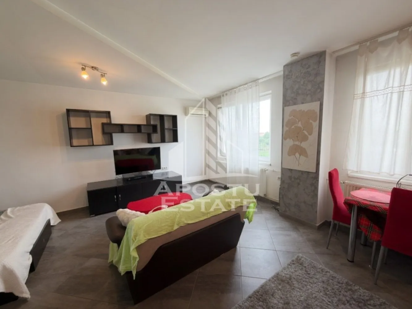 Apartament cu 1 camera de vanzare, 30mp, Olimpia Stadion, Timisoara - Agentia imobiliara APOSTU ESTATE va propune spre vanzare un apartament cu 1 camera, bine intretinut in zona Olimpia-Stadion din Timisoara, judetul Timis, o zona apreciata pentru accesul facil catre mijloacele de transport, centre comerciale si numeroase puncte de interes.

Locuinta are o suprafata utila de 30 mp.

Compartimentare eficienta:

hol de acces
camera luminoasa
bucatarie amenajata
baie cu cabina de dus

Dotari si beneficii:

incalzire prin termoficare
se vinde complet mobilat si utilat
geamuri termopan
usa metalica la intrare
disponibil imediat

Pozitie excelenta:

acces rapid catre mijloacele de transport in comun
in apropiere de magazine, farmacii, banci, liceu, gradinita si alte facilitati
conexiune facila catre principalele artere ale orasului
Apartamentul este ideal atat pentru locuinta proprie, cat si pentru investitie, datorita amplasarii avantajoase si a costurilor reduse de exploatare.

Pretul este negociabil.

Agentia imobiliara Apostu Estate va ofera consultanta bancara gratuita prin intermediul colaboratorilor nostri pentru alegerea celui mai potrivit tip de credit, astfel incat tu sa devi noul proprietar al acestei proprietati.

Va asteptam cu drag la o vizionare!
ID intern: CP3185614