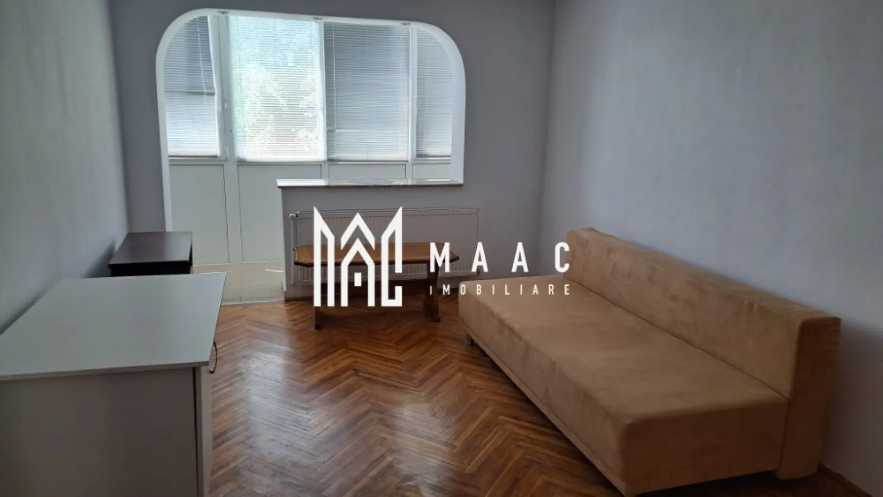 Apartament 2 camere semidecomandat | Hipodrom 3, Sibiu | 60 mp, balcon, etaj 1 - Apartament cu 2 camere semidecomandat, situat în Hipodrom 3, Sibiu, la etajul 1 al unui imobil cu lift, cu 60 mp utili și balcon, disponibil pentru închiriere.

Detalii proprietate:
• Suprafață utilă: 60 mp
• Compartimentare: semidecomandat
• Configurație: living, dormitor, bucătărie, baie, hol și balcon
• Etaj 1 din 10
• Imobil finalizat, construit în anul 2000
• Bloc din cărămidă, dotat cu lift
• Apartament cu 1 baie și 1 bucătărie

Zonă și acces:
Proprietatea este amplasată într-o zonă accesibilă, cu acces rapid către principalele puncte de interes ale orașului. În apropiere se află stații de autobuz, magazine de cartier, farmacii, supermarketuri, centre comerciale, școli și facultăți.

Pentru detalii suplimentare și programarea unei vizionări, contactați echipa MAAC Imobiliare și menționați Cod anunț CP3184720.