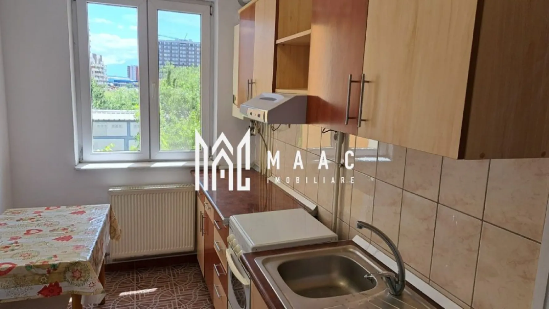 Apartament 2 camere semidecomandat | Hipodrom 3, Sibiu | 60 mp, balcon, etaj 1 - Apartament cu 2 camere semidecomandat, situat în Hipodrom 3, Sibiu, la etajul 1 al unui imobil cu lift, cu 60 mp utili și balcon, disponibil pentru închiriere.

Detalii proprietate:
• Suprafață utilă: 60 mp
• Compartimentare: semidecomandat
• Configurație: living, dormitor, bucătărie, baie, hol și balcon
• Etaj 1 din 10
• Imobil finalizat, construit în anul 2000
• Bloc din cărămidă, dotat cu lift
• Apartament cu 1 baie și 1 bucătărie

Zonă și acces:
Proprietatea este amplasată într-o zonă accesibilă, cu acces rapid către principalele puncte de interes ale orașului. În apropiere se află stații de autobuz, magazine de cartier, farmacii, supermarketuri, centre comerciale, școli și facultăți.

Pentru detalii suplimentare și programarea unei vizionări, contactați echipa MAAC Imobiliare și menționați Cod anunț CP3184720.