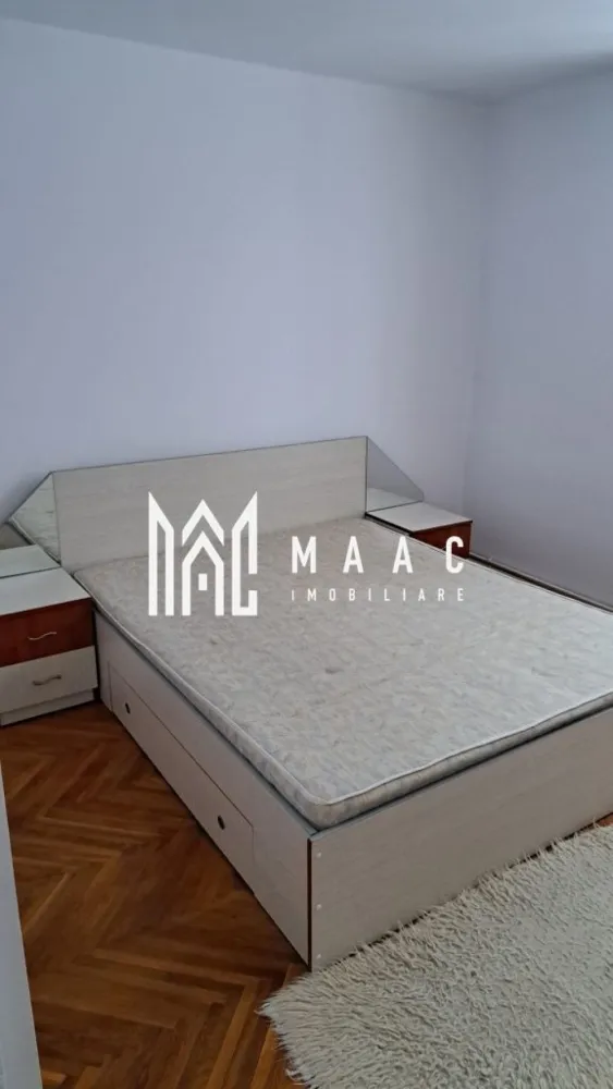 Apartament 2 camere semidecomandat | Hipodrom 3, Sibiu | 60 mp, balcon, etaj 1 - Apartament cu 2 camere semidecomandat, situat în Hipodrom 3, Sibiu, la etajul 1 al unui imobil cu lift, cu 60 mp utili și balcon, disponibil pentru închiriere.

Detalii proprietate:
• Suprafață utilă: 60 mp
• Compartimentare: semidecomandat
• Configurație: living, dormitor, bucătărie, baie, hol și balcon
• Etaj 1 din 10
• Imobil finalizat, construit în anul 2000
• Bloc din cărămidă, dotat cu lift
• Apartament cu 1 baie și 1 bucătărie

Zonă și acces:
Proprietatea este amplasată într-o zonă accesibilă, cu acces rapid către principalele puncte de interes ale orașului. În apropiere se află stații de autobuz, magazine de cartier, farmacii, supermarketuri, centre comerciale, școli și facultăți.

Pentru detalii suplimentare și programarea unei vizionări, contactați echipa MAAC Imobiliare și menționați Cod anunț CP3184720.