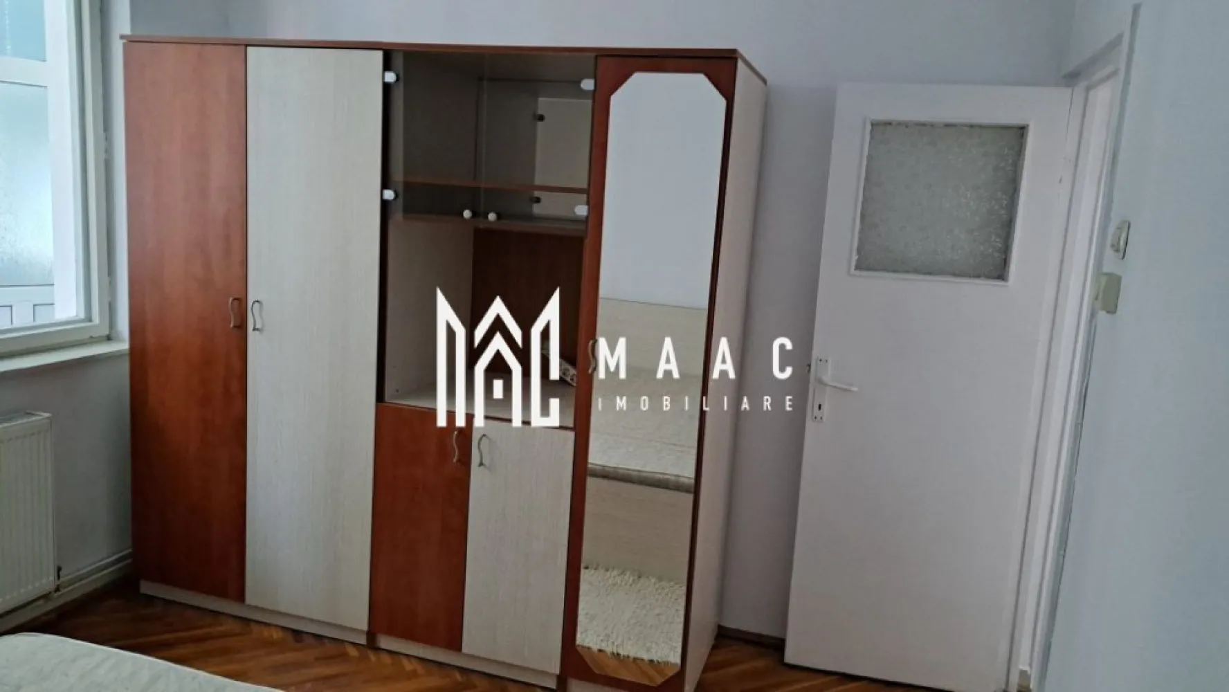 Apartament 2 camere semidecomandat | Hipodrom 3, Sibiu | 60 mp, balcon, etaj 1 - Apartament cu 2 camere semidecomandat, situat în Hipodrom 3, Sibiu, la etajul 1 al unui imobil cu lift, cu 60 mp utili și balcon, disponibil pentru închiriere.

Detalii proprietate:
• Suprafață utilă: 60 mp
• Compartimentare: semidecomandat
• Configurație: living, dormitor, bucătărie, baie, hol și balcon
• Etaj 1 din 10
• Imobil finalizat, construit în anul 2000
• Bloc din cărămidă, dotat cu lift
• Apartament cu 1 baie și 1 bucătărie

Zonă și acces:
Proprietatea este amplasată într-o zonă accesibilă, cu acces rapid către principalele puncte de interes ale orașului. În apropiere se află stații de autobuz, magazine de cartier, farmacii, supermarketuri, centre comerciale, școli și facultăți.

Pentru detalii suplimentare și programarea unei vizionări, contactați echipa MAAC Imobiliare și menționați Cod anunț CP3184720.