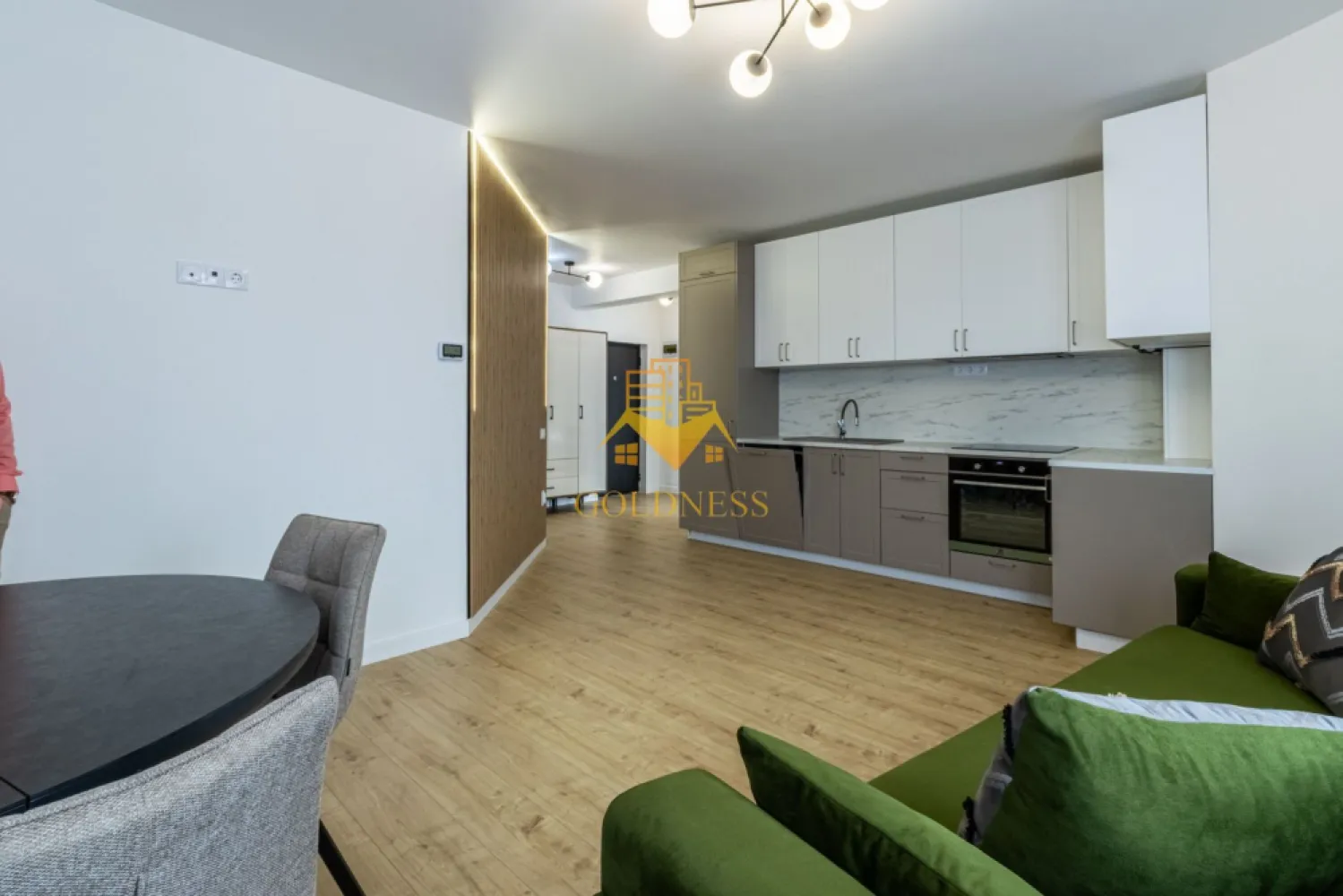 3 camere, Premium, parcare, bloc nou,Europa Eugen Ionesco Zona Luminia - GOLDNESS Imobiliare vă propune spre închiriere un apartament cu 3 camere complet mobilat și utilat, la etajul 2 într-un imobil de 4 etaje, în Cartierul Europa.
Dispune de loc de parcare!
Se află în apropierea stațiilor de transport în comun, magazine, restaurante, spații verzi, farmacii, etc. 

Apartamentul este compartimentat astfel:
 - dormitor cu pat matrimonial, dressing, noptiere
 - dormitor care se mobileaza la cerere
 - living cu bucatarie open space complet utilată și mobilată, canapea extensibilă, loc de servit masa 
 - baie cu cada, calorifer port prosop și dulap pentru depozitare.
 - terasa de 8 mp.

Imobilul este dotat cu toate cele necesare- centrală proprie, frigider, aragaz, hotă, mașină de spălat haine, masina de spalat vase, etc. 

Dacă sunteți interesați de acest apartament și doriți să îl vizionați, dar și pentru alte oferte nu ezitați să ne contactați telefonic sau prin e-mail. Vă stăm la dispoziție!
Pentru intermediere se percepe un comision de 50% din prețul chiriei!